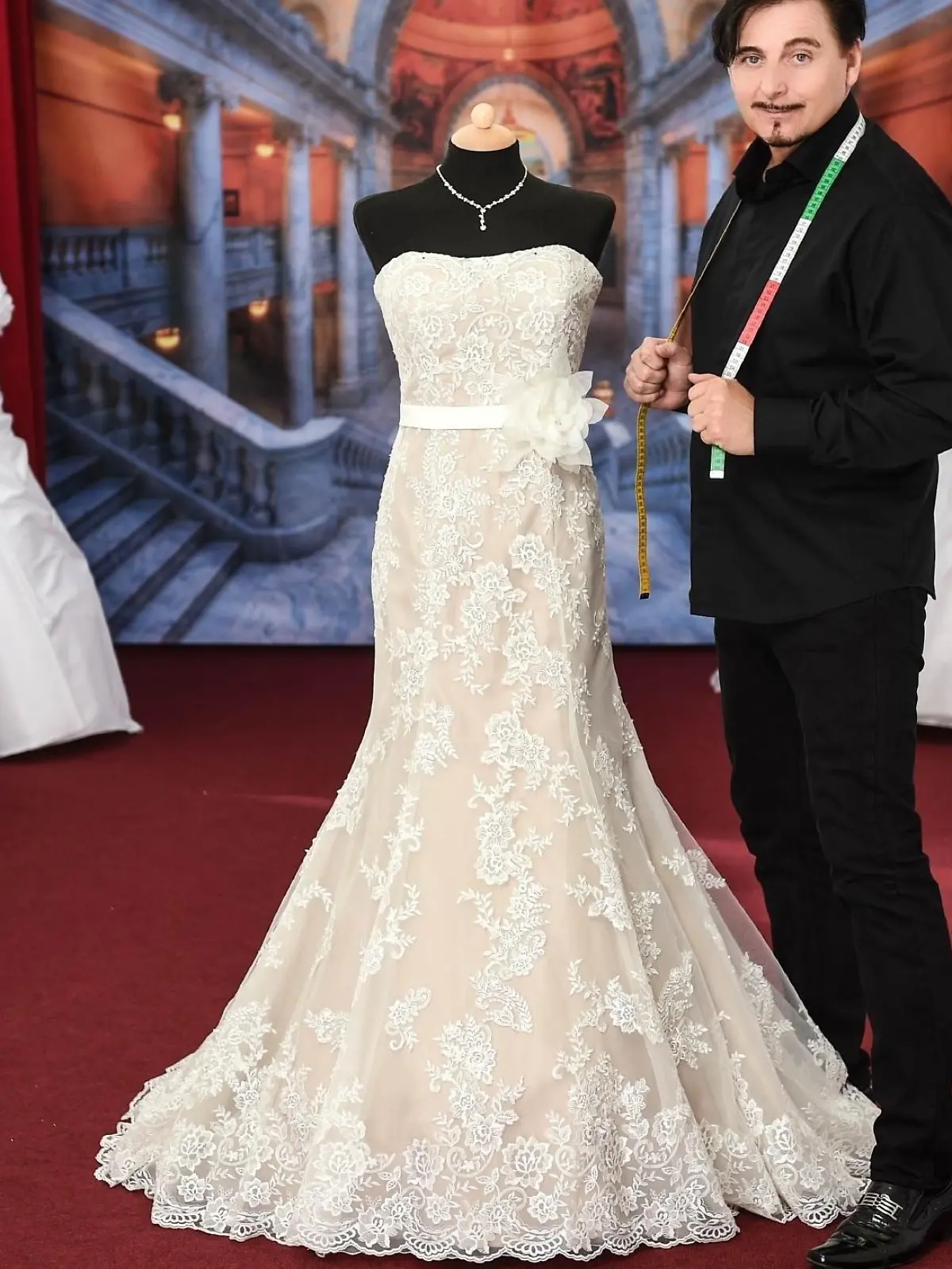 Bild zu: "Brautkleid-Papst verlangt Eintritt fürs Shopping"