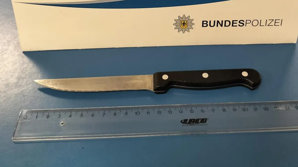 Mit diesem Messer lief der 33-Jährige drohend durch den Zug / Foto: Bundespolizei