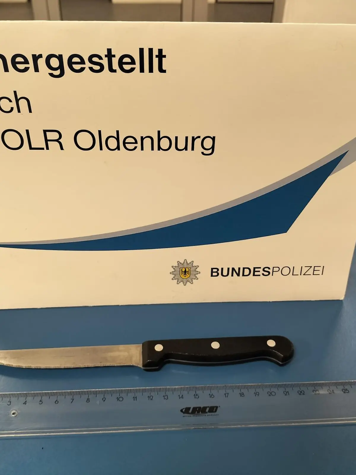 Mit diesem Messer lief der 33-Jährige drohend durch den Zug / Foto: Bundespolizei