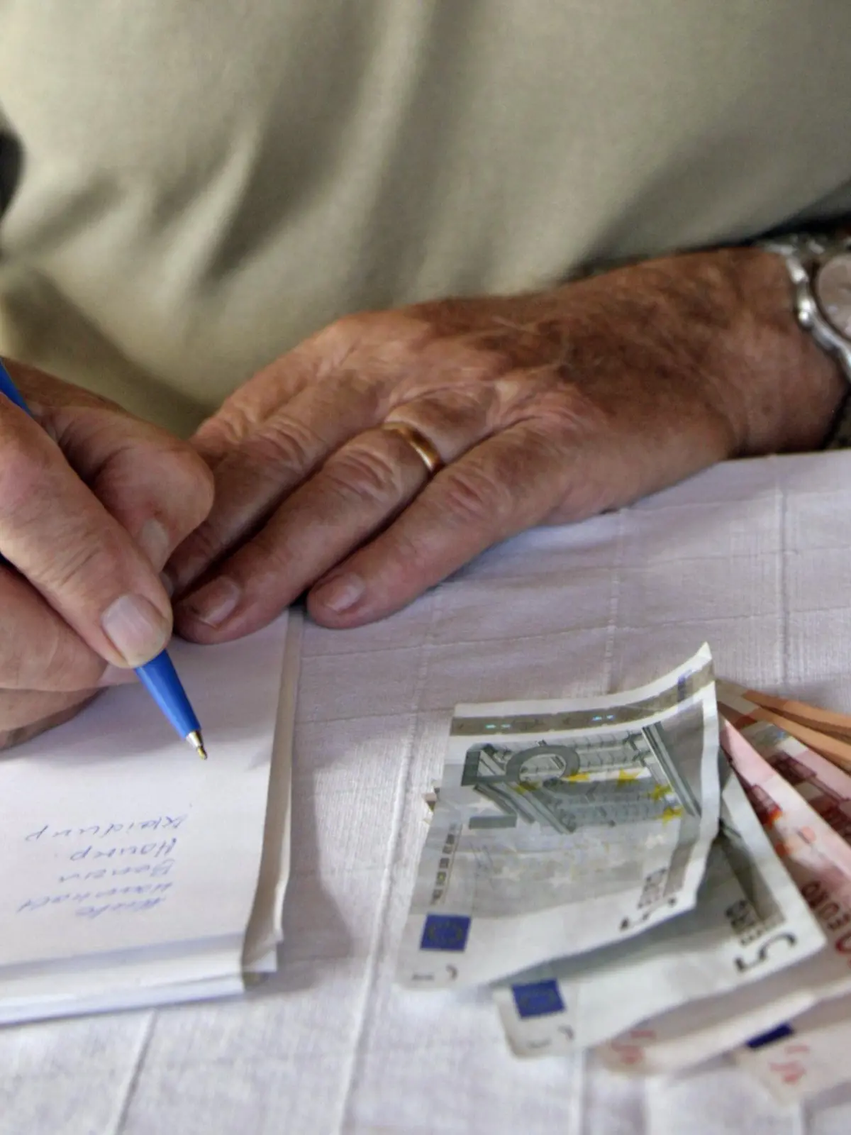 ARCHIV - ILLUSTRATION - Ein Rentner macht sich auf einem Block diverse Notizen seiner Geldausgaben. Daneben liegen verschiedene Euro-Geldscheine (Archivfoto). Die einst als Ausweg aus dem Renten-Dilemma gefeierte Riester-Altersversorgung ist in die Jahre gekommen. Die Nachfrage nach dem staatlich geförderten Zusatzplus für den Ruhestand schwächelt, bei Versicherern wächst die Skepsis. (zu dpa "Nachfrageflaute und Zinstief setzen Riester-Anbietern zu" vom 26.01.2017) Foto: Andreas Gebert/dpa +++(c) dpa - Bildfunk+++