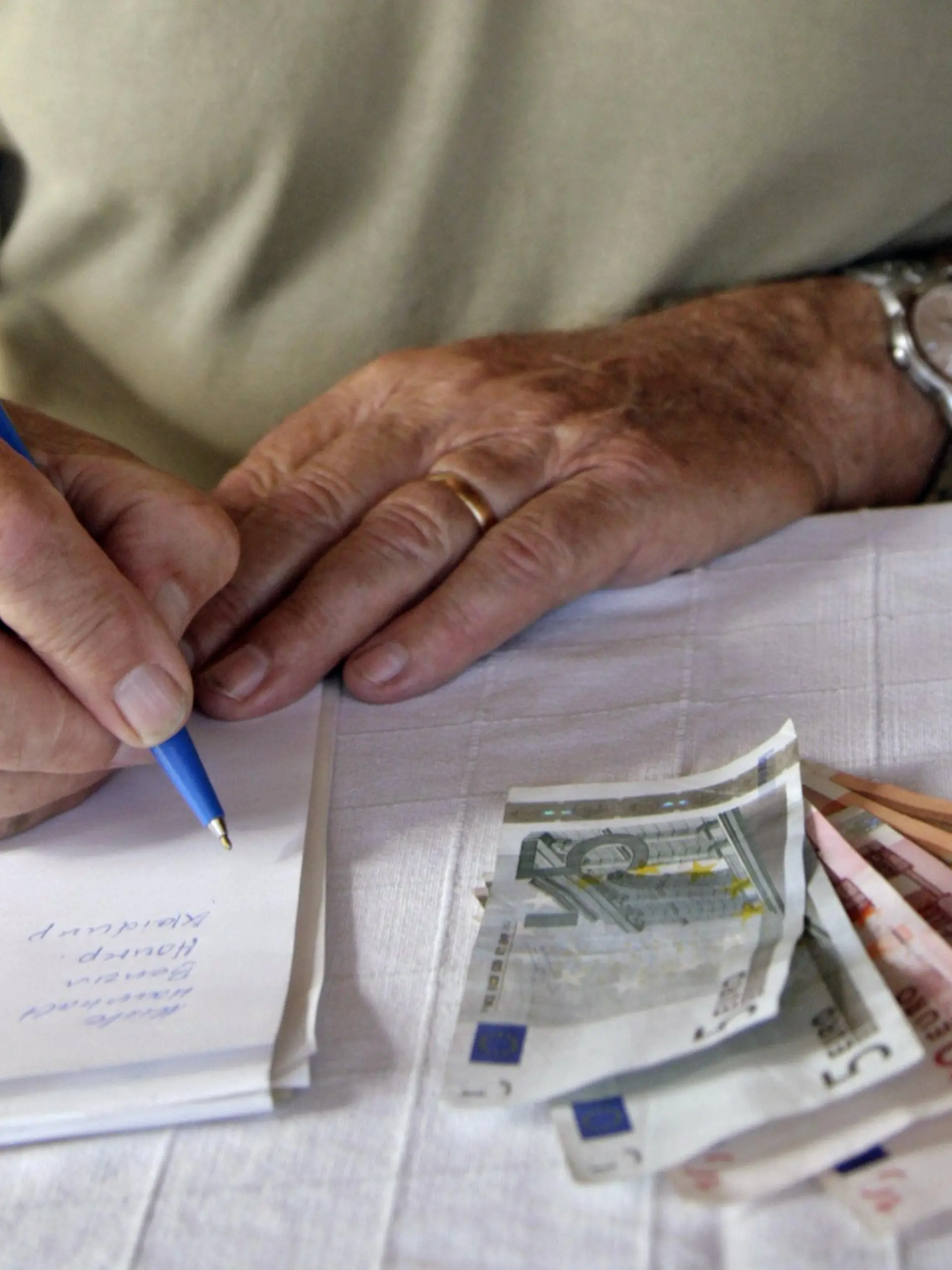 ARCHIV - ILLUSTRATION - Ein Rentner macht sich auf einem Block diverse Notizen seiner Geldausgaben. Daneben liegen verschiedene Euro-Geldscheine (Archivfoto). Die einst als Ausweg aus dem Renten-Dilemma gefeierte Riester-Altersversorgung ist in die Jahre gekommen. Die Nachfrage nach dem staatlich geförderten Zusatzplus für den Ruhestand schwächelt, bei Versicherern wächst die Skepsis. (zu dpa "Nachfrageflaute und Zinstief setzen Riester-Anbietern zu" vom 26.01.2017) Foto: Andreas Gebert/dpa +++(c) dpa - Bildfunk+++