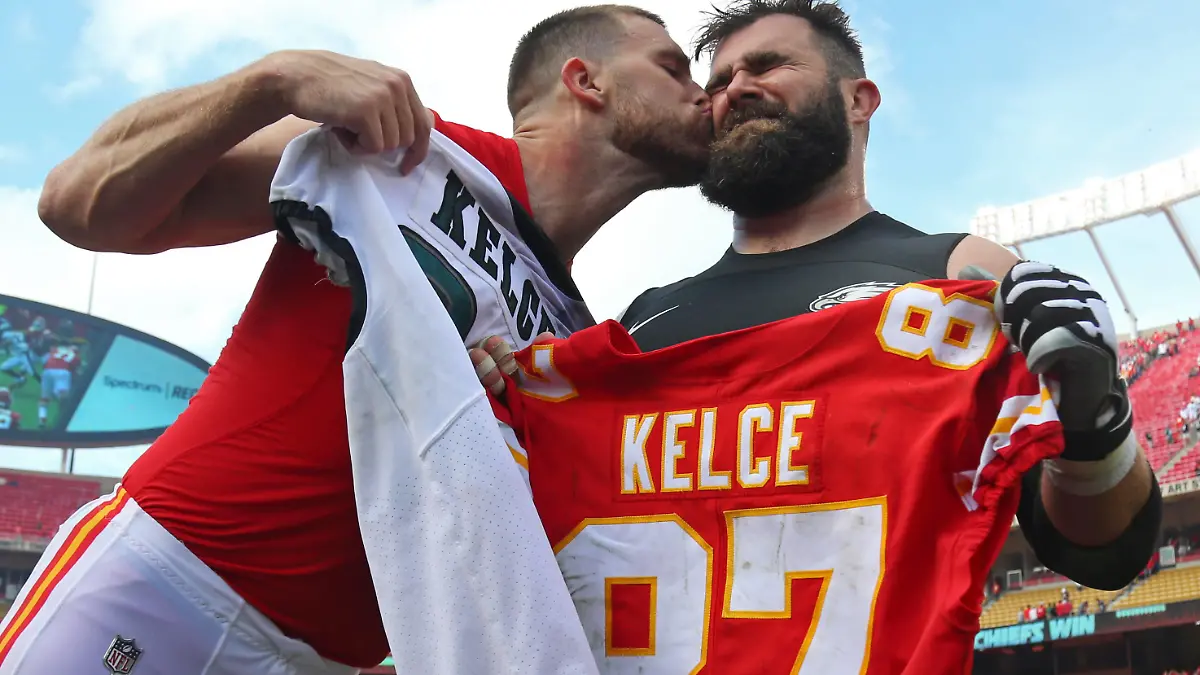 NFL, American Football Herren, USA Philadelphia Eagles at Kansas City Chiefs, Sep 17, 2017 Kansas City, MO, USA Kansas City Chiefs tight end Travis Kelce 87 kisses Philadelphia Eagles center Jason Kelce 62 after the game at Arrowhead Stadium. Mandatory Credit: Jay Biggerstaff-USA TODAY Sports, 17.09.2017 15:12:44, 10288855, NPStrans, NFL, Jason Kelce, Philadelphia Eagles, Kansas City Chiefs, Arrowhead Stadium, Travis Kelce PUBLICATIONxINxGERxSUIxAUTxONLY Copyright: xJayxBiggerstaffx 10288855
