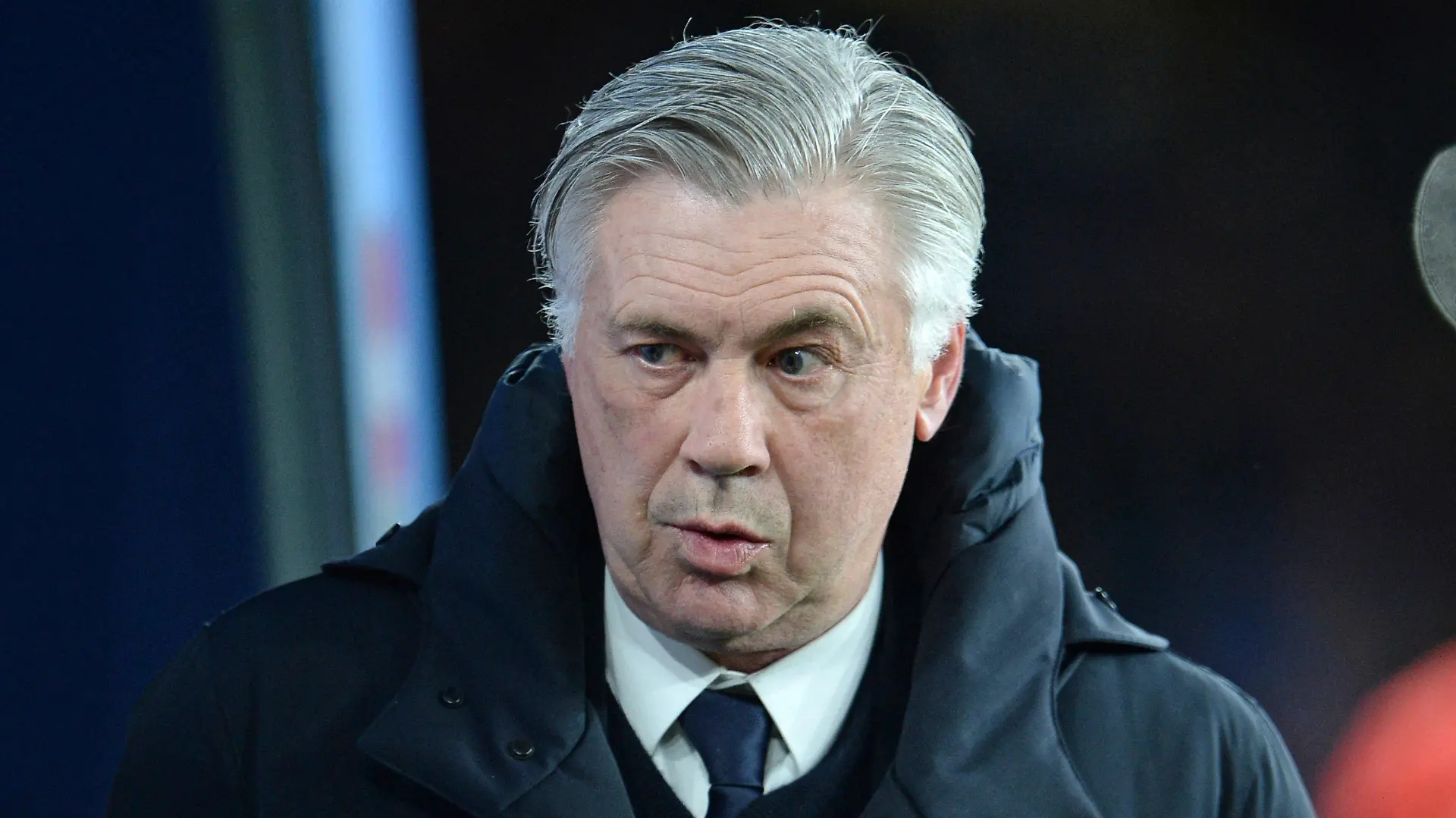 ARCHIV - Fußball: Champions League, FC Arsenal - Bayern München, K.o.-Runde, Achtelfinale, Rückspiel am 07.03.2017 im Emirates Stadium in London. Münchens damaliger Trainer Carlo Ancelotti von München geht vor Spielbeginn zur Bank. (zu dpa-Meldung: «Italien will nach Quali-Debakel den Neustart - Ancelotti im Fokus» vom 15.11.2017) Foto: Andreas Gebert/dpa +++(c) dpa - Bildfunk+++