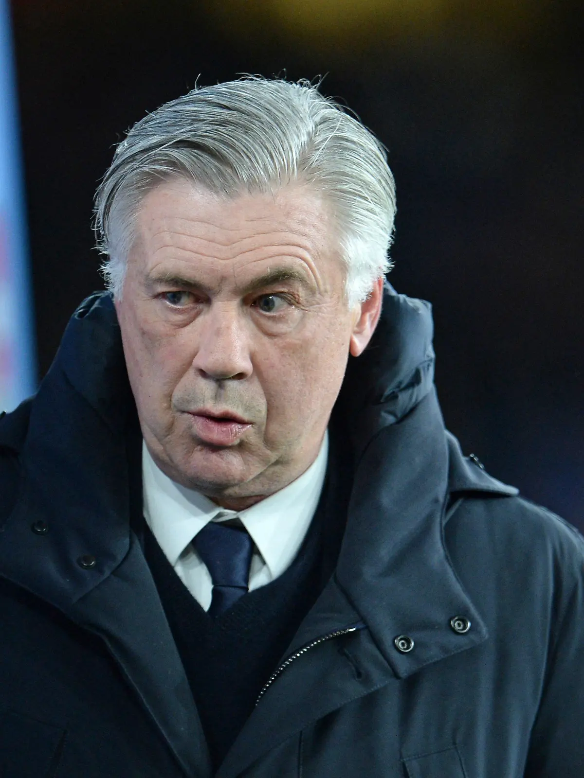 ARCHIV - Fußball: Champions League, FC Arsenal - Bayern München, K.o.-Runde, Achtelfinale, Rückspiel am 07.03.2017 im Emirates Stadium in London. Münchens damaliger Trainer Carlo Ancelotti von München geht vor Spielbeginn zur Bank.  (zu dpa-Meldung: «Italien will nach Quali-Debakel den Neustart - Ancelotti im Fokus» vom 15.11.2017) Foto: Andreas Gebert/dpa +++(c) dpa - Bildfunk+++