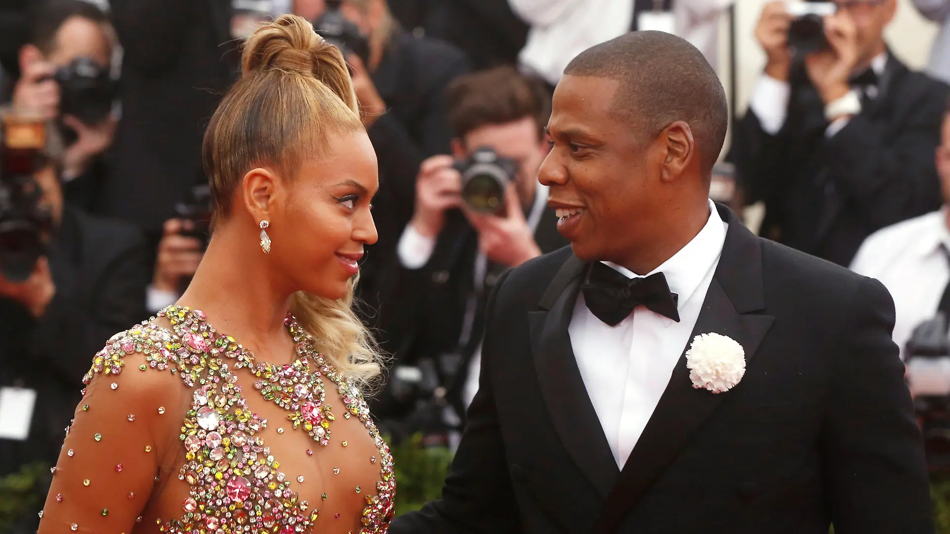 FILE PHOTO - Beyonce arrives with husband Jay-Z at the Metropolitan Museum of Art Costume Institute Gala 2015 celebrating the opening of "China: Through the Looking Glass," in Manhattan, New York, U.S. on May 4, 2015. REUTERS/Lucas Jackson/File Photo