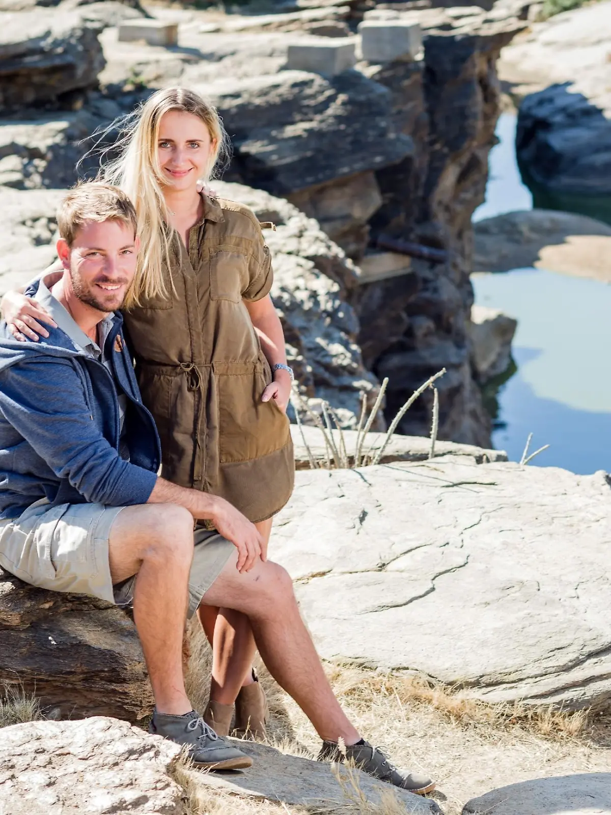 Achtung! Sperrfrist für alle Medien bis Mo., 06.11.2017, 22:15 Uhr!    Gerald (30), der attraktive Farmer aus Namibia hat sich auf dem Scheunenfest u.a. für Anna (27, Projektleiterin) entschieden. Sie ist zur Hofwoche auf seine Farm in Namibia.