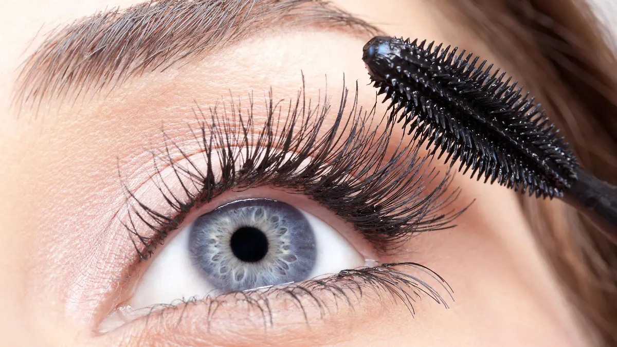Beauty-Hack: Schluss mit verklebten Wimpern! So geht's richtig!