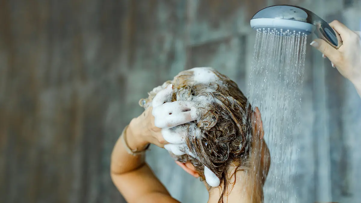 Fettiges Haar: Frau duscht