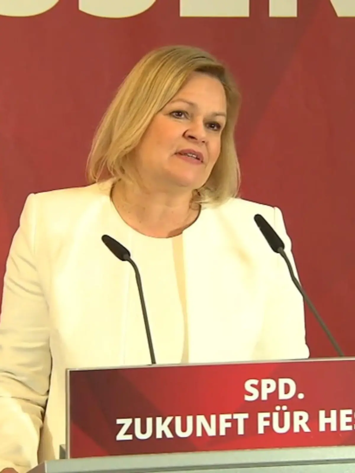 Seit ein paar Tagen steht fest: Nancy Faeser (SPD) will Hessens neue – und damit erste – Ministerpräsidentin werden. Doch ihr Amt als Bundesinnenministerin gibt die 52-Jährige dafür zunächst nicht her. Wie Mitbewerber und Partei-Kollegen auf ihren „Tanz auf zwei Hochzeiten“ reagieren – im Video.