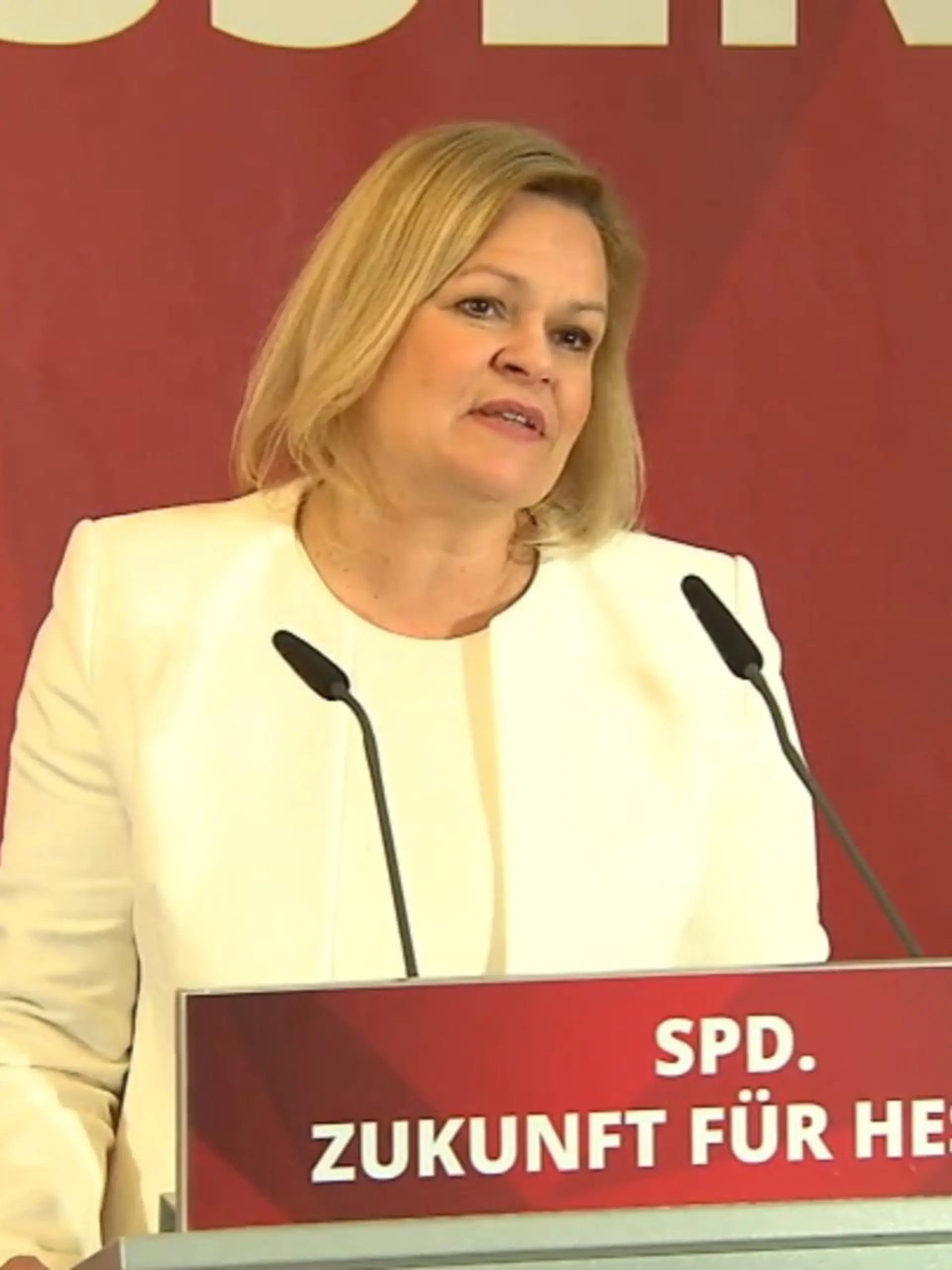 Seit ein paar Tagen steht fest: Nancy Faeser (SPD) will Hessens neue – und damit erste – Ministerpräsidentin werden. Doch ihr Amt als Bundesinnenministerin gibt die 52-Jährige dafür zunächst nicht her. Wie Mitbewerber und Partei-Kollegen auf ihren „Tanz auf zwei Hochzeiten“ reagieren – im Video.