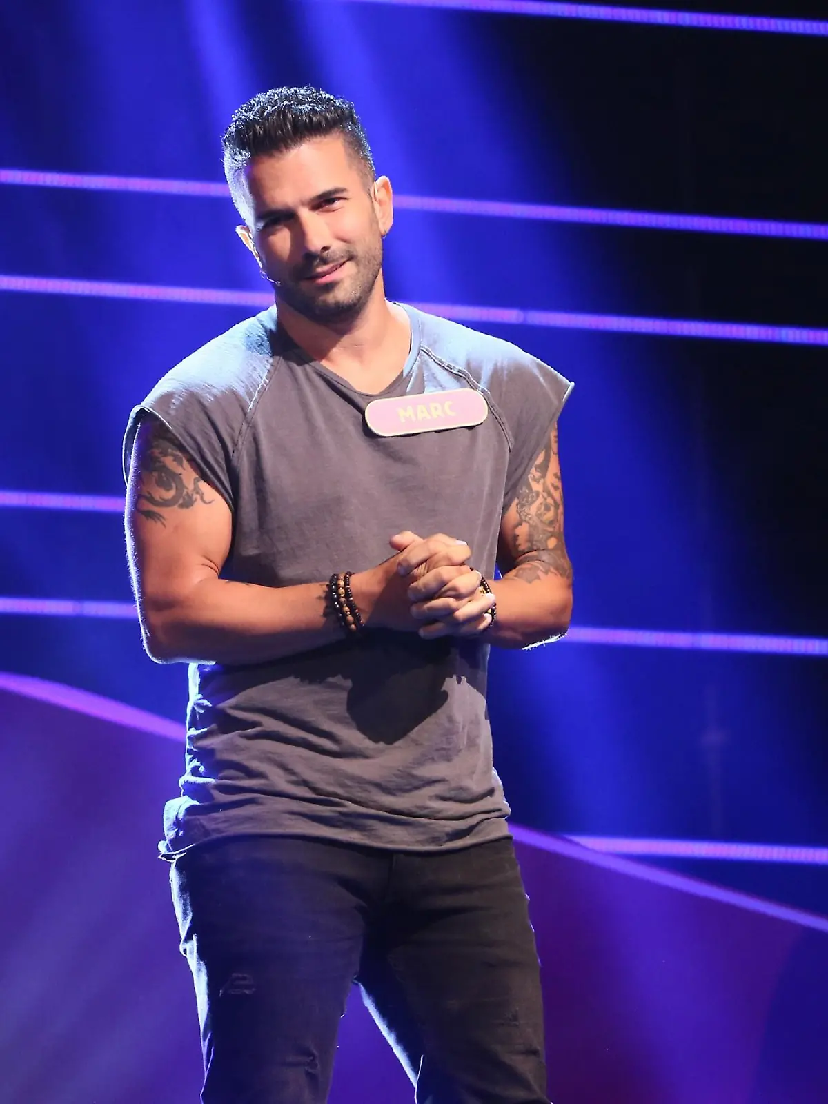 Marc Terenzi aus "Ich bin ein Star - Holt mich heraus!" wirbt - auf den Falltüren stehend - mit seinem Preis um die Gunst der Kinder... 