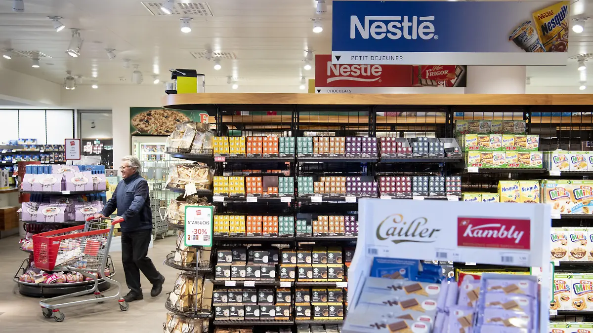 People make his purchases at the Nestle's own supermarket after the 2019 full-year results press conference of the food and drinks giant Nestle, in Vevey, Switzerland, Thursday, February 13, 2020. (KEYSTONE/Laurent Gillieron)