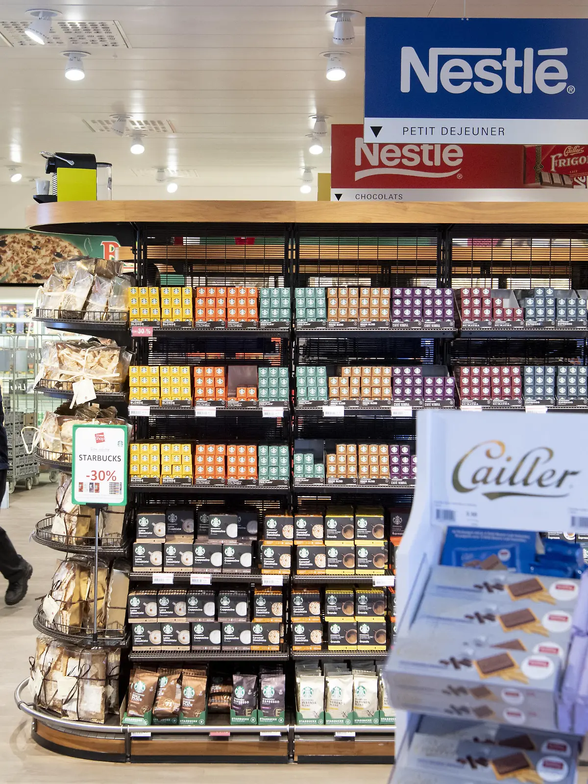 People make his purchases at the Nestle's own supermarket after the 2019 full-year results press conference of the food and drinks giant Nestle, in Vevey, Switzerland, Thursday, February 13, 2020. (KEYSTONE/Laurent Gillieron)
