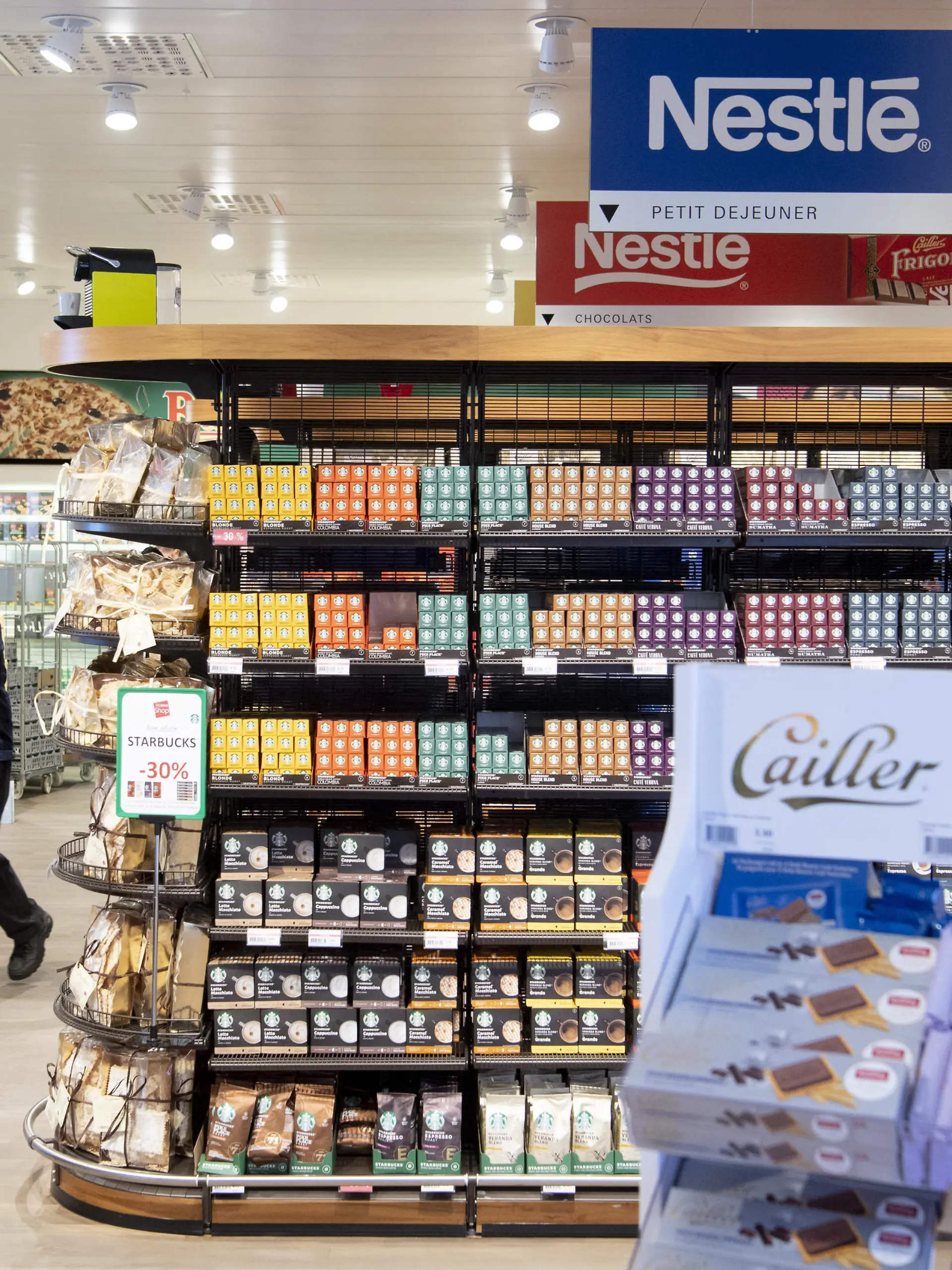 People make his purchases at the Nestle's own supermarket after the 2019 full-year results press conference of the food and drinks giant Nestle, in Vevey, Switzerland, Thursday, February 13, 2020. (KEYSTONE/Laurent Gillieron)