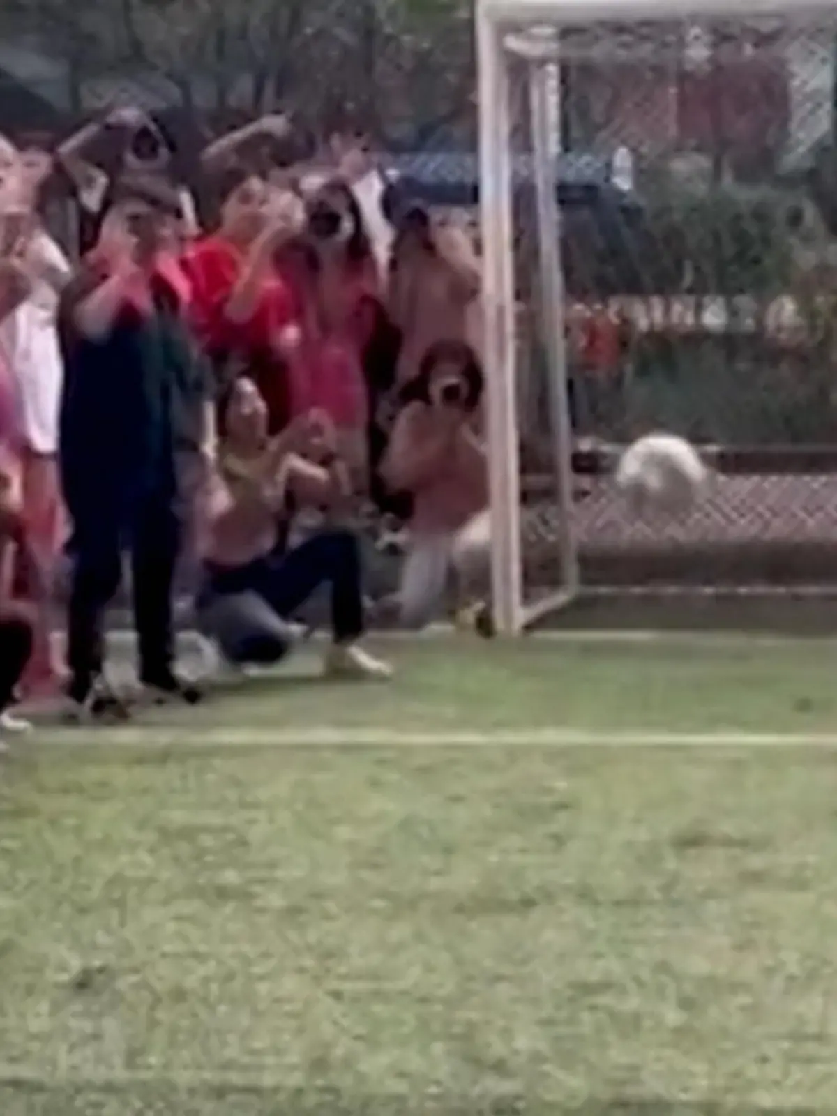 Bei einem Charity-Elfmeterschießen trifft Miss Thailand deutlich daneben.