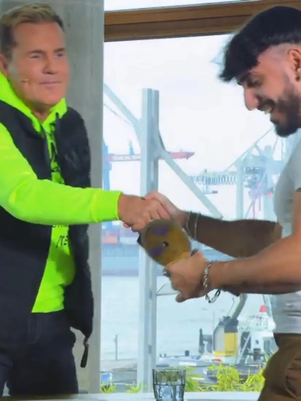 Bild zu: "Wackler Kiyan kriegt die goldene CD von Dieter Bohlen"