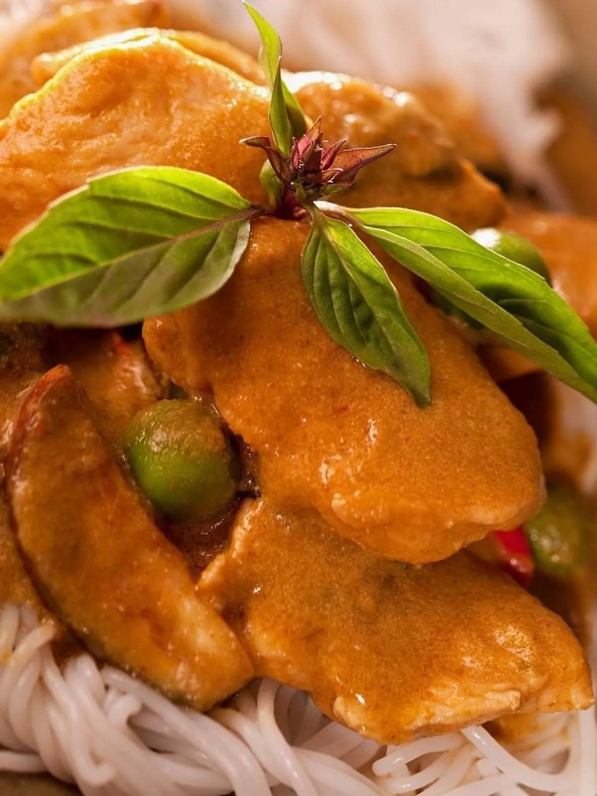 Bild zu: "Hähnchen-Curry mit Reisbandnudeln - Blitzrezept"