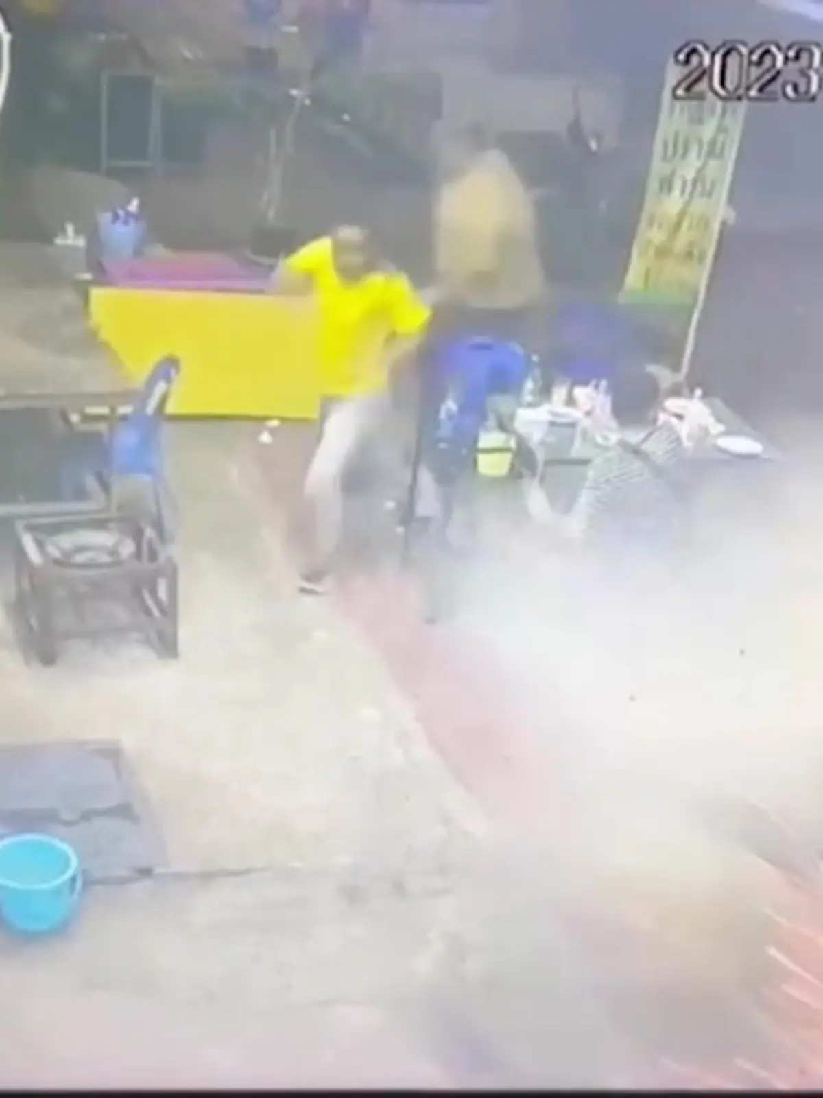 In Thailand ist ein Autofahrer in eine Gruppe Touristen gefahren. Die Männer saßen auf der Terrasse eines Lokals, als der Wagen über den Bürgersteig bretterte und auf sie zuraste. Obwohl sie noch versucht haben, zu flüchten, reißt das Auto die Männer mit. Weder der Fahrer noch die Touristen wurden bei dem Unfall schwer verletzt.