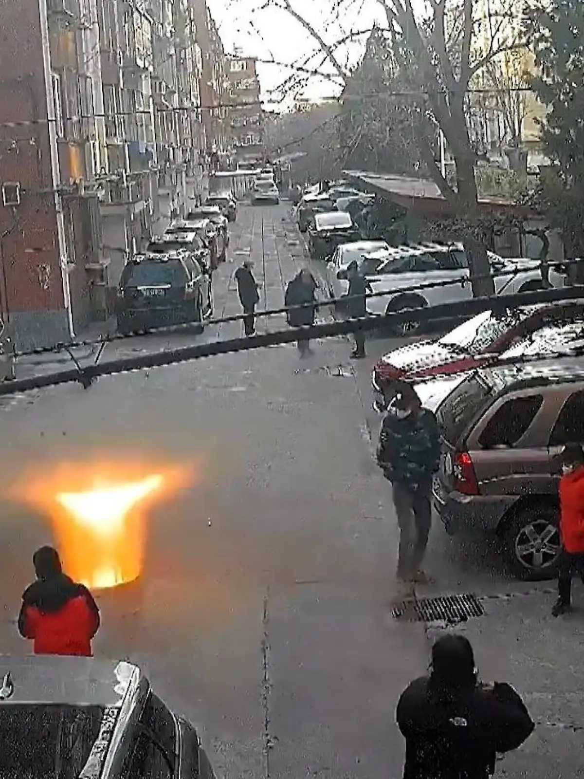 Das hätte auch anders ausgehen können: In Peking hantiert ein Junge auf der Straße mit einem Chinaböller und zündet diesen auf einem Gullydeckel an. Durch die Kraft der Explosion fliegt der Deckel in die Luft und landet auf dem Dach eines Gebäudes. Die Explosion sehen Sie im Video.
