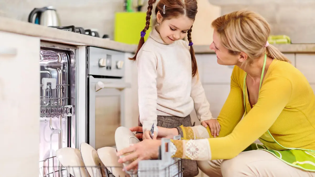 Ab diesem Alter sollten Kinder im Haushalt mithelfen Tisch decken, abräumen und Co.
