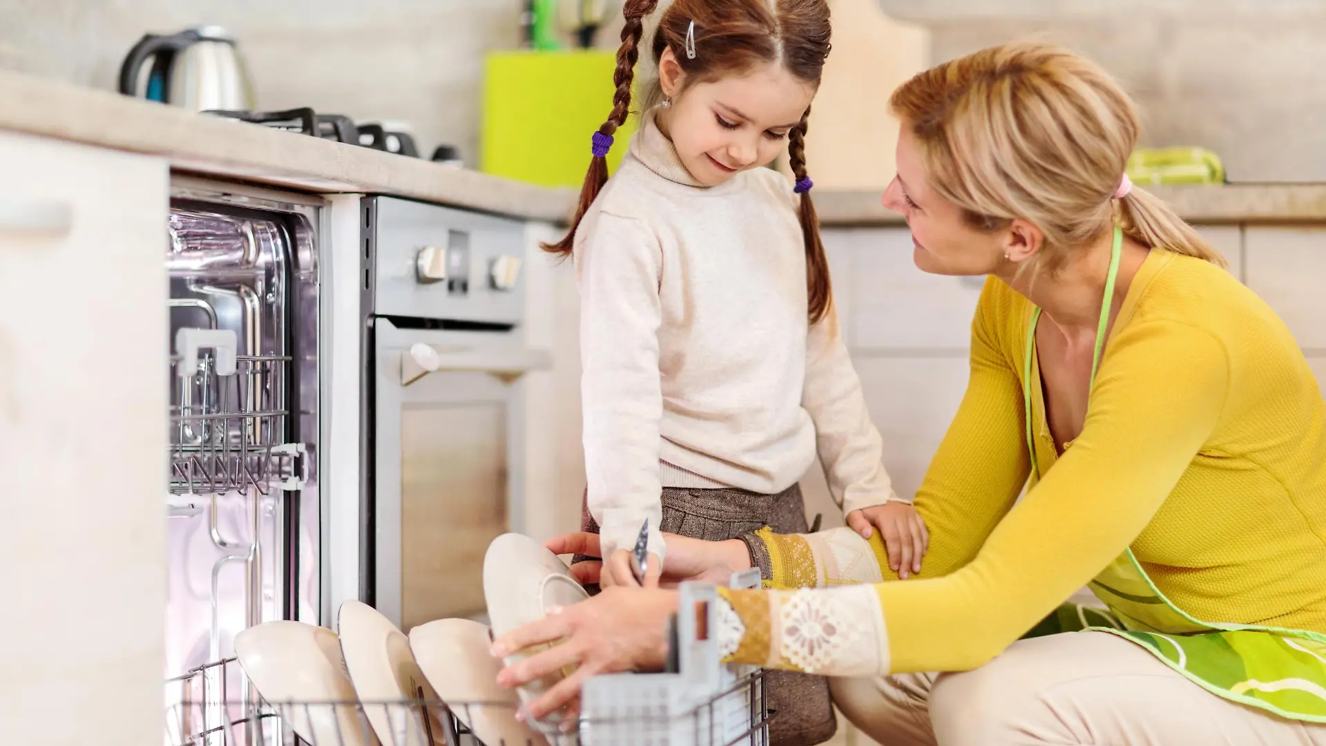 Ab diesem Alter sollten Kinder im Haushalt mithelfen Tisch decken, abräumen und Co.