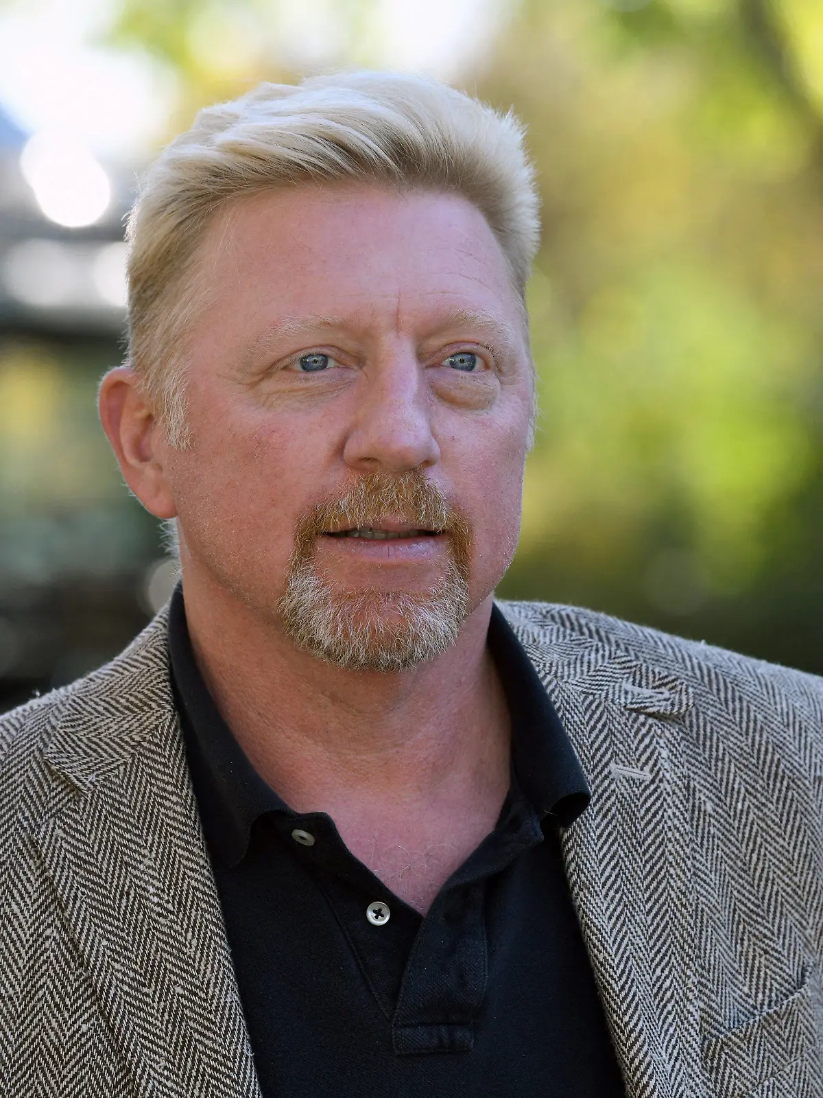 ARCHIV - 17.10.2017, Ismaning: Boris Becker, deutsche Tennis-Legende, geht auf dem Gelände des TC Ismaning zu einer Podiumsdiskussion. Am 03.12.2018 soll in London bei einem Gerichtstermin zur Insolvenz Beckers geklärt werden, ob er sich durch seinen angeblichen Diplomatenstatus dem Verfahren entziehen kann. Foto: Peter Kneffel/dpa +++ dpa-Bildfunk +++