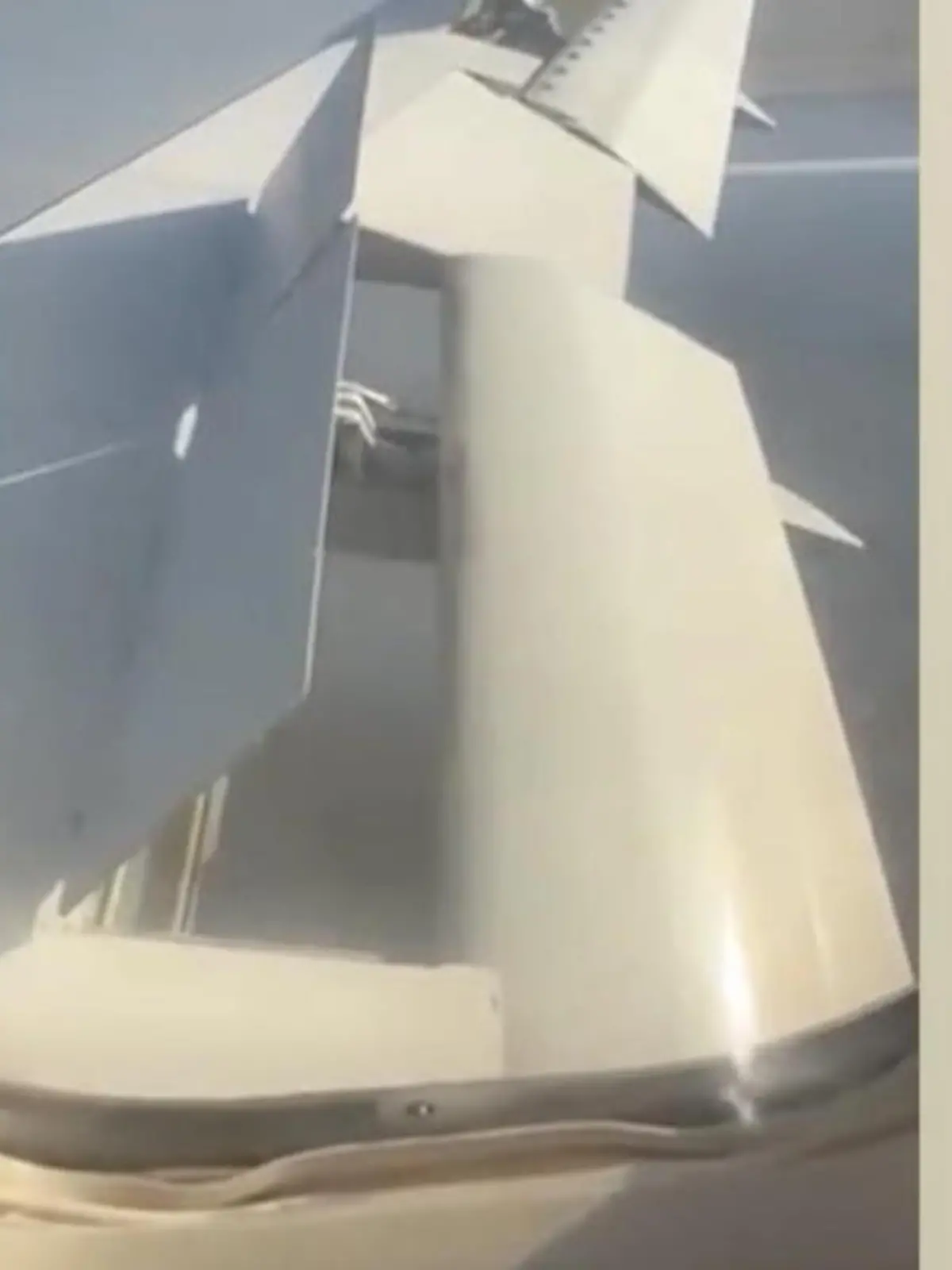Das Flugzeug der russischen Airline Azur Air befand sich mitten im Abflug, doch auf einmal steigt Rauch aus dem rechten Triebwerk auf. Kurz darauf hören Passagiere zwei Explosionen - die Flugzeugturbine steht in Flammen.