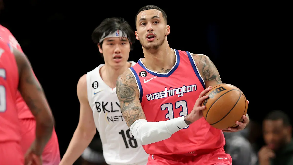 NBA, Basketball Herren, USA Washington Wizards at Brooklyn Nets Feb 4, 2023 Brooklyn, New York, USA Washington Wizards forward Kyle Kuzma 33 controls the ball against Brooklyn Nets forward Yuta Watanabe 18 during the first quarter at Barclays Center. Brooklyn Barclays Center New York USA, EDITORIAL USE ONLY PUBLICATIONxINxGERxSUIxAUTxONLY Copyright: xBradxPennerx 20230204_bjp_ae5_016