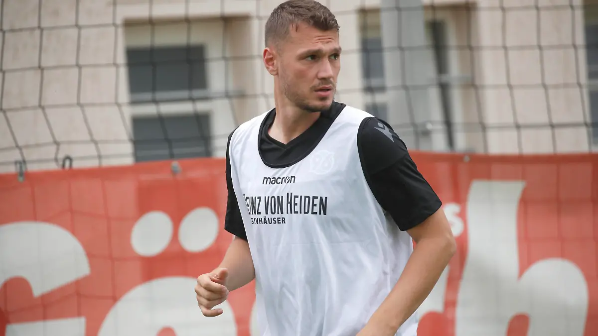 15.08.2020, Eilenriedestadion, Hannover, Testspiel, Hannover 96 vs Roda JC Kerkrade, im Bild Baris Basdas 23, Hannover laeuft sich warm Hannover 96 vs Roda JC Kerkrade *** 15 08 2020, Eilenriedestadion, Hanover, Test match, Hanover 96 vs Roda JC Kerkrade, in the picture Baris Basdas 23, Hanover runs warm Hanover 96 vs Roda JC Kerkrade