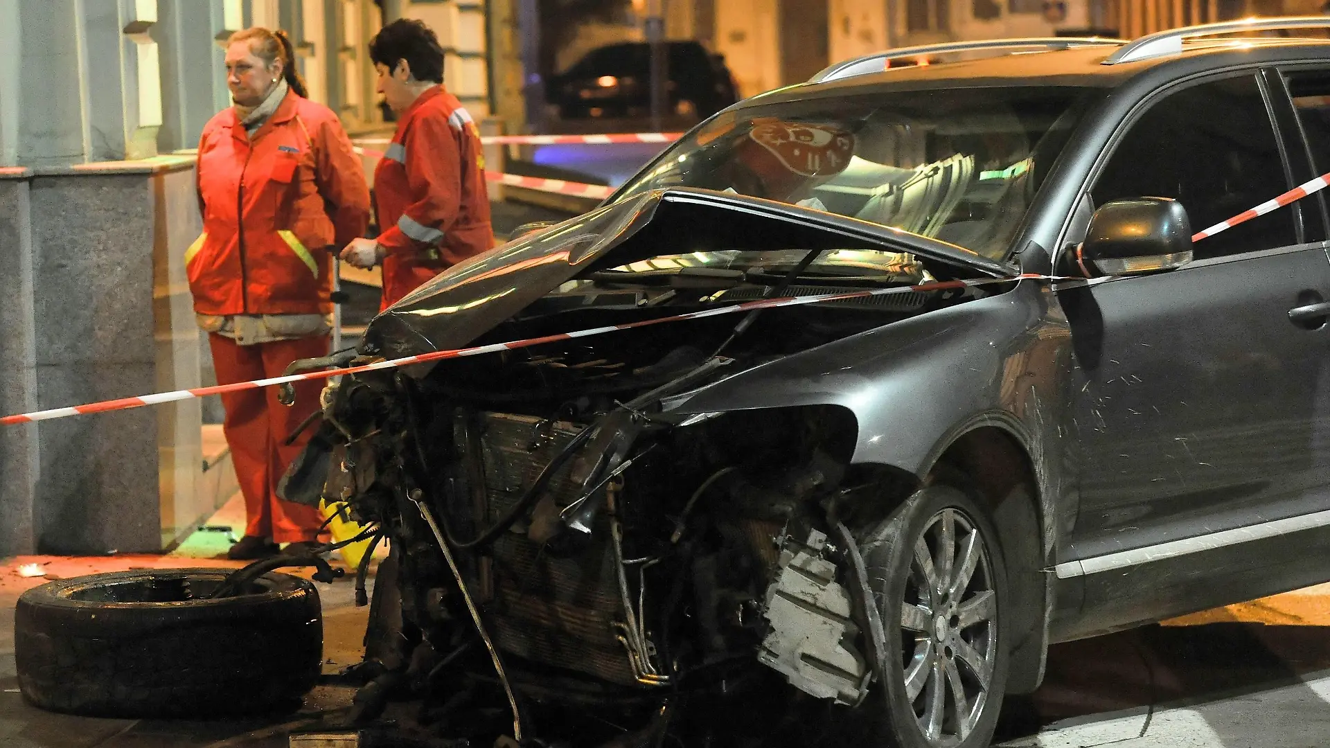 Ukraine: Auto fährt in Menschenmenge in Charkiw, mehrere Tote 5 people die as offroader runs into a crowd in Kharkiv 5 people die as offroader runs into a crowd on October 18, 2017 in downtown Kharkiv, Ukraine. EN_01284873_0014 PUBLICATIONxINxGERxSUIxAUTxONLY