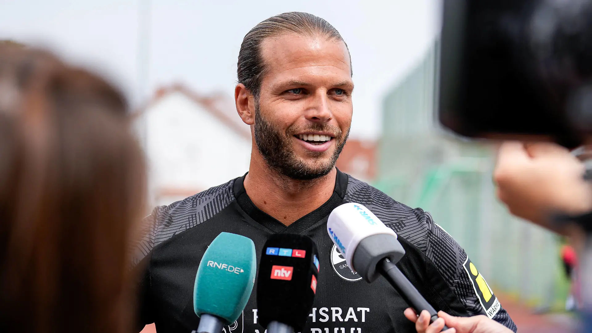 Dennis Diekmeier SVS, 18, mit Mikrofon beim Interview, TV, Fernsehen, Einzelbild, Einzelfoto, Aktion, Action, 28.06.2023, Sandhausen Deutschland, Fussball, 3. Liga, Training beim SV Sandhausen, DFB/DFL REGULATIONS PROHIBIT ANY USE OF PHOTOGRAPHS AS IMAGE SEQUENCES AND/OR QUASI-VIDEO. *** Dennis Diekmeier SVS, 18 , with microphone at interview, TV, television, single picture, single photo, action, action, 28 06 2023, Sandhausen Germany , football, 3 Liga, training at SV Sandhausen, DFB DFL REGULATIONS PROHIBIT ANY USE OF PHOTOGRAPHS AS IMAGE SEQUENCES AND OR QUASI VIDEO xozx