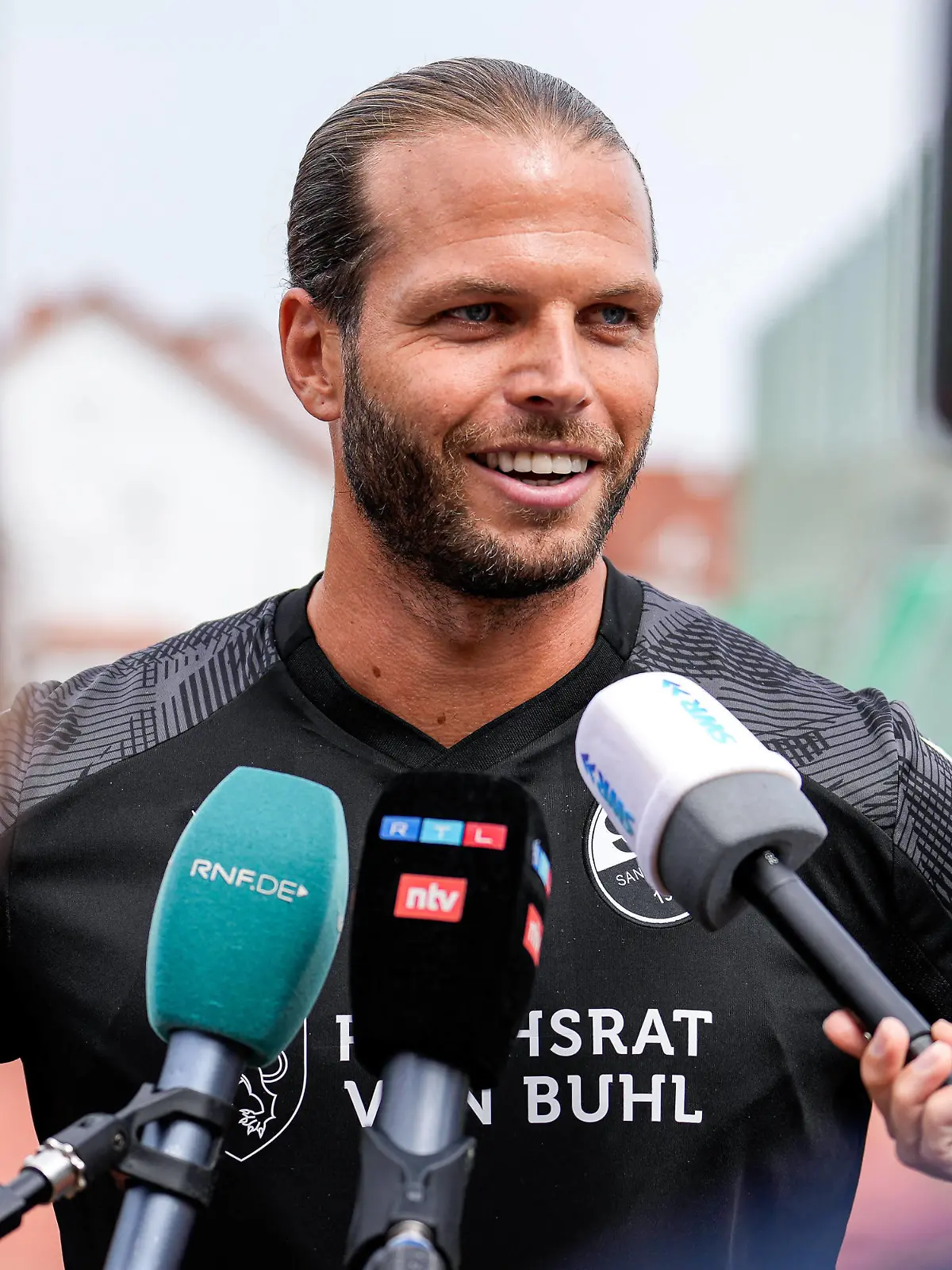 Dennis Diekmeier SVS, 18, mit Mikrofon beim Interview, TV, Fernsehen, Einzelbild, Einzelfoto, Aktion, Action, 28.06.2023, Sandhausen Deutschland, Fussball, 3. Liga, Training beim SV Sandhausen, DFB/DFL REGULATIONS PROHIBIT ANY USE OF PHOTOGRAPHS AS IMAGE SEQUENCES AND/OR QUASI-VIDEO. *** Dennis Diekmeier SVS, 18 , with microphone at interview, TV, television, single picture, single photo, action, action, 28 06 2023, Sandhausen Germany , football, 3 Liga, training at SV Sandhausen, DFB DFL REGULATIONS PROHIBIT ANY USE OF PHOTOGRAPHS AS IMAGE SEQUENCES AND OR QUASI VIDEO xozx