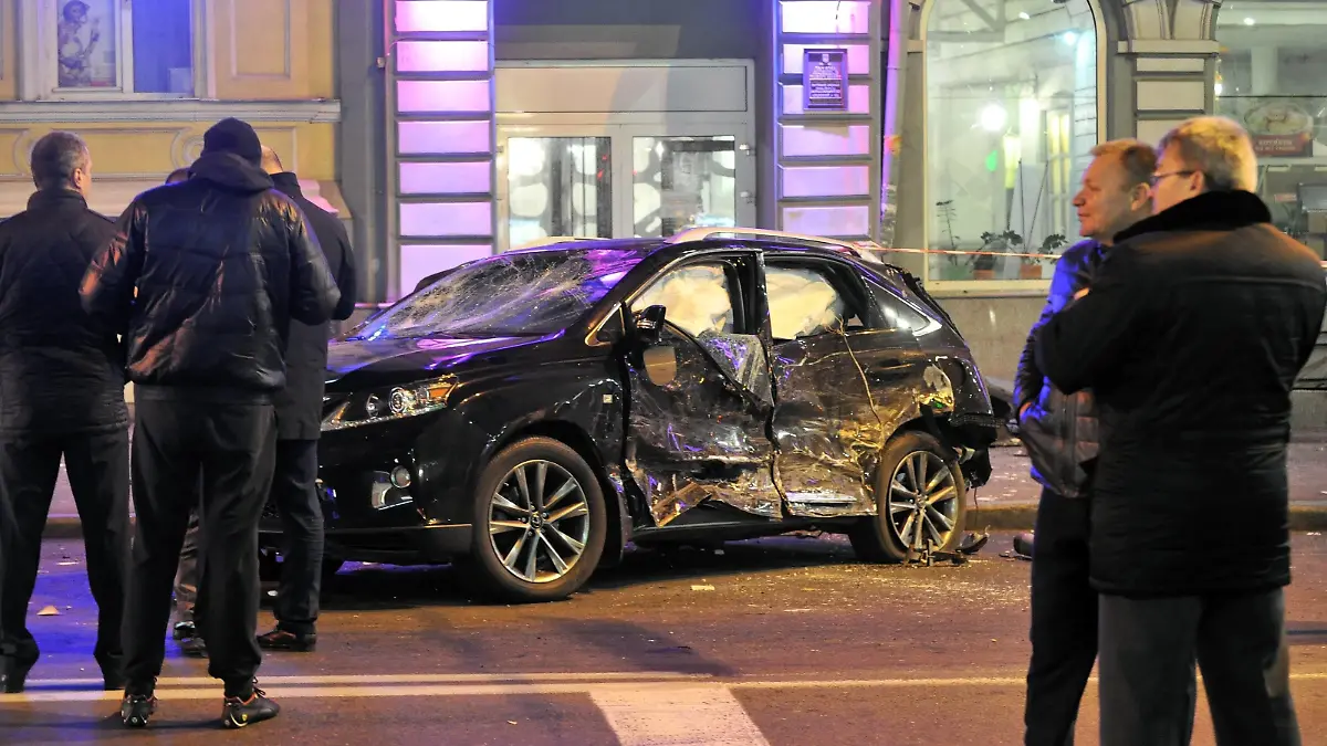 Ukraine: Auto fährt in Menschenmenge in Charkiw, mehrere Tote 5 people die as offroader runs into a crowd in Kharkiv 5 people die as offroader runs into a crowd on October 18, 2017 in downtown Kharkiv, Ukraine. EN_01284873_0012 PUBLICATIONxINxGERxSUIxAUTxONLY  