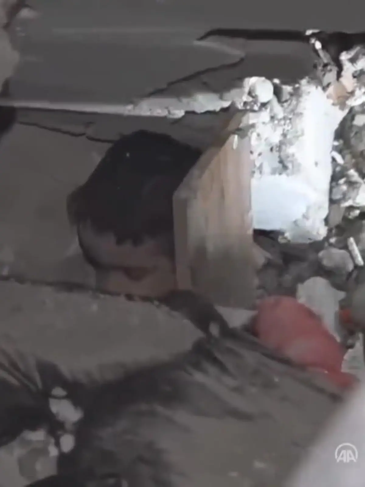 Nach den dramatischen Erdbeben in der Türkei hockt dieser kleine Junge eingequetscht unter den Teilen eines eingestürzten Gebäudes. Rettungskräfte versuchen alles um ihn zu retten.