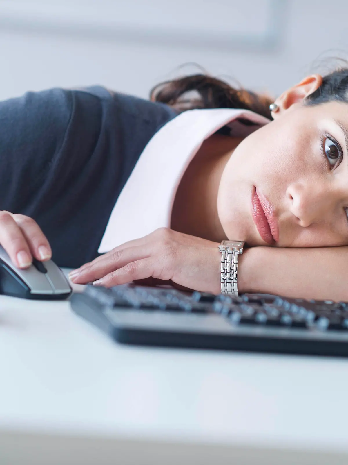 Unternehmerin vor dem Computer, muede aussehend Keine Weitergabe an Drittverwerter.