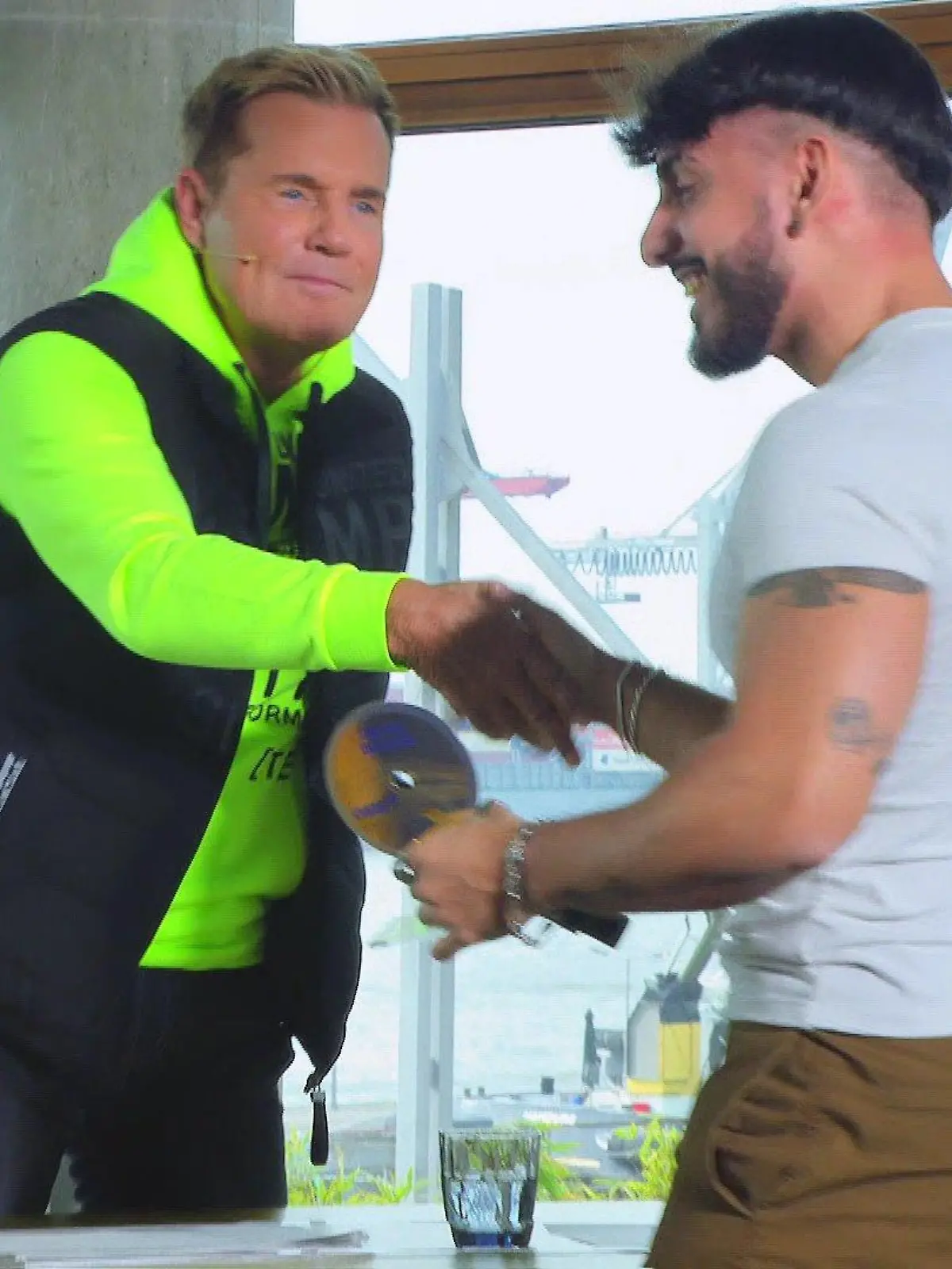 WAS für eine Ehre! DSDS-Juror Dieter Bohlen gibt Kandidat Kiyan seine goldene CD