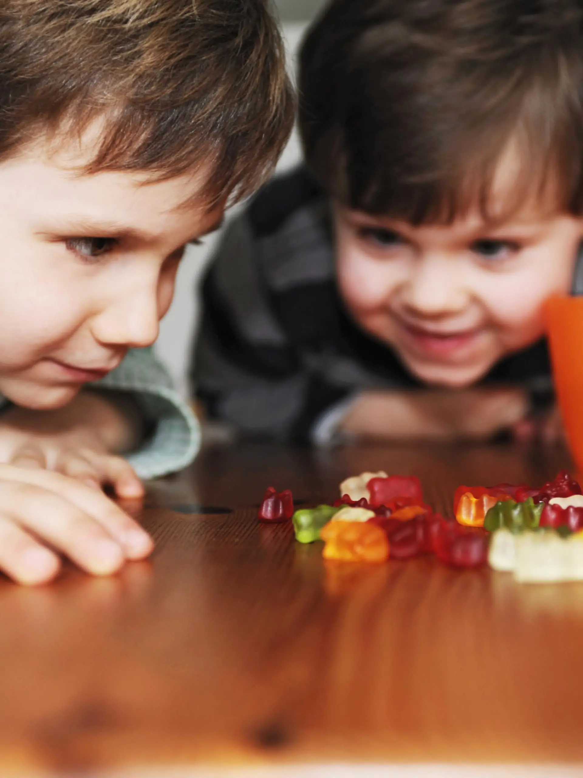 Kinder lieben Gummibärchen.
