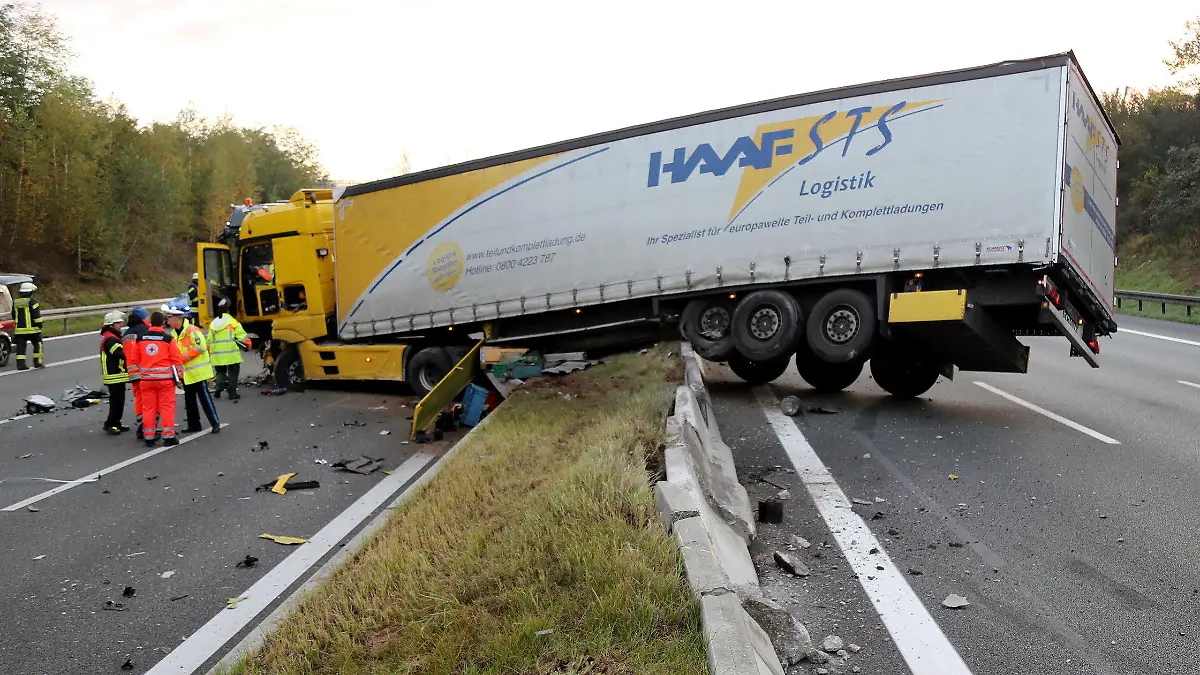Ein verunglückter Lastwagen steht am 19.10.2017 quer über dem Mittelstreifen der Autobahn A3 bei Aschaffenburg (Bayern). Der Fahrer des Lastwagens hatte zuvor die Kontrolle über seinen Transporter verloren, die Betonbegrenzung zwischen den Fahrbahnen durchbrochen und war in den Gegenverkehr gefahren. Für den Fahrer des entgegenkommenden Wagens kam jede Hilfe zu spät. (zu dpa "Autofahrer stirbt bei Frontalkollision mit Lkw auf Autobahn" vom 19.10.2017) Foto: Ralf Hettler/dpa +++(c) dpa - Bildfunk+++