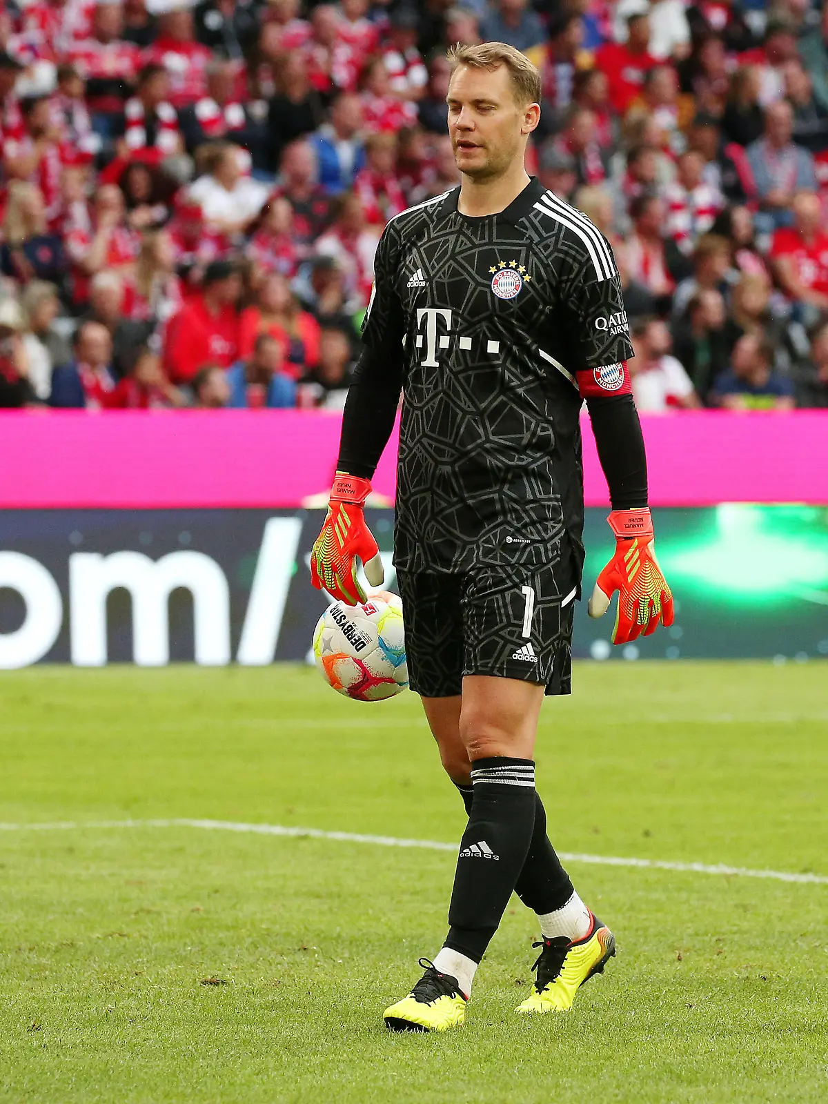  10.09.2022, Deutschland, München, Fußball Bundesliga, Saison 2022/2023, FC Bayern München vs. VfB Stuttgart, Manuel Neuer FC enttäuscht Gemäß den Vorgaben der DFL Deutsche Fußball Liga ist es untersagt, in dem Stadion und/oder vom Spiel angefertigte Fotoaufnahmen in Form von Sequenzbildern und/oder videoähnlichen Fotostrecken zu verwerten bzw. verwerten zu lassen. *** 10 09 2022, Germany, Munich, Fußball Bundesliga, Saison 2022 2023, FC Bayern München vs VfB Stuttgart, Manuel Neuer FC disappointed According to the regulations of the DFL Deutsche Fußball Liga, it is prohibited to exploit or have exploited photographs taken in the stadium and or of the game in the form of sequence pictures and or video-like photo series 