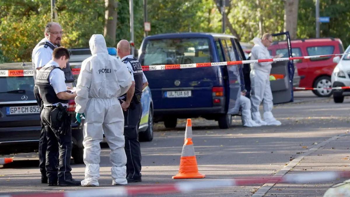 Polizisten sichern am 19.10.2017 Spuren in und vor einer Tiefgarage in Eislingen (Baden-Württemberg) in der drei Leichen in einem Auto gefunden wurden. Ersten Erkenntnissen zufolge geht es um eine Beziehungstat. (zu dpa: «Drei Leichen in Tiefgarage entdeckt - Polizei vermutet Beziehungstat» vom 19.10.2017) Foto: Alexander Woelfl/SDMG/dpa +++(c) dpa - Bildfunk+++