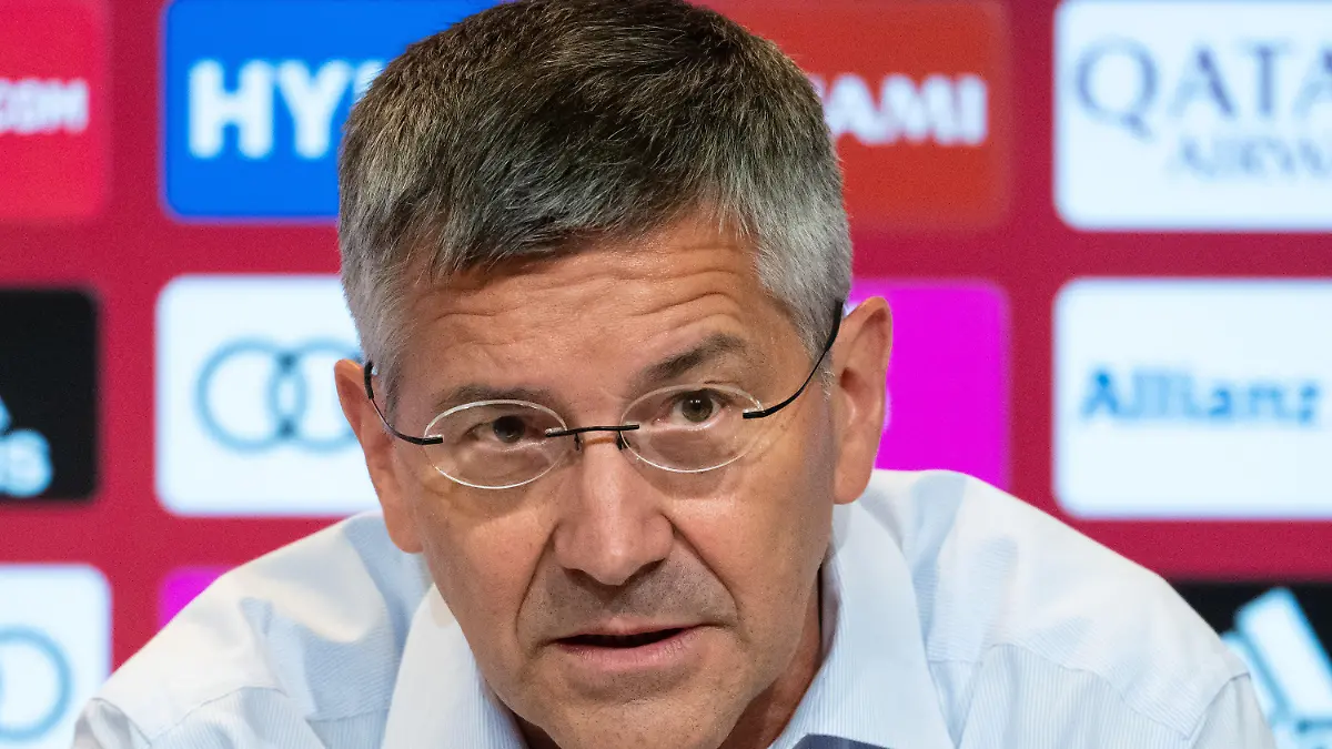 16.07.2022, Bayern, München: Fußball: Bundesliga, Team-Präsentation und Training FC Bayern in der Allianz Arena. Herbert Hainer, Präsident von München, nimmt an einer Pressekonferenz teil. Foto: Sven Hoppe/dpa +++ dpa-Bildfunk +++