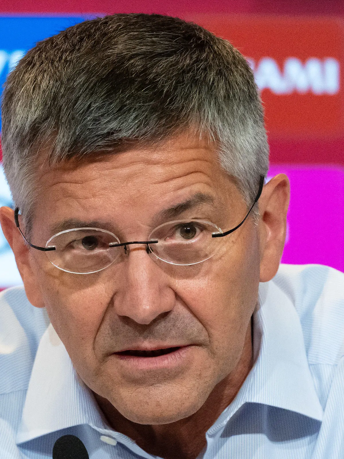 16.07.2022, Bayern, München: Fußball: Bundesliga, Team-Präsentation und Training FC Bayern in der Allianz Arena. Herbert Hainer, Präsident von München, nimmt an einer Pressekonferenz teil. Foto: Sven Hoppe/dpa +++ dpa-Bildfunk +++