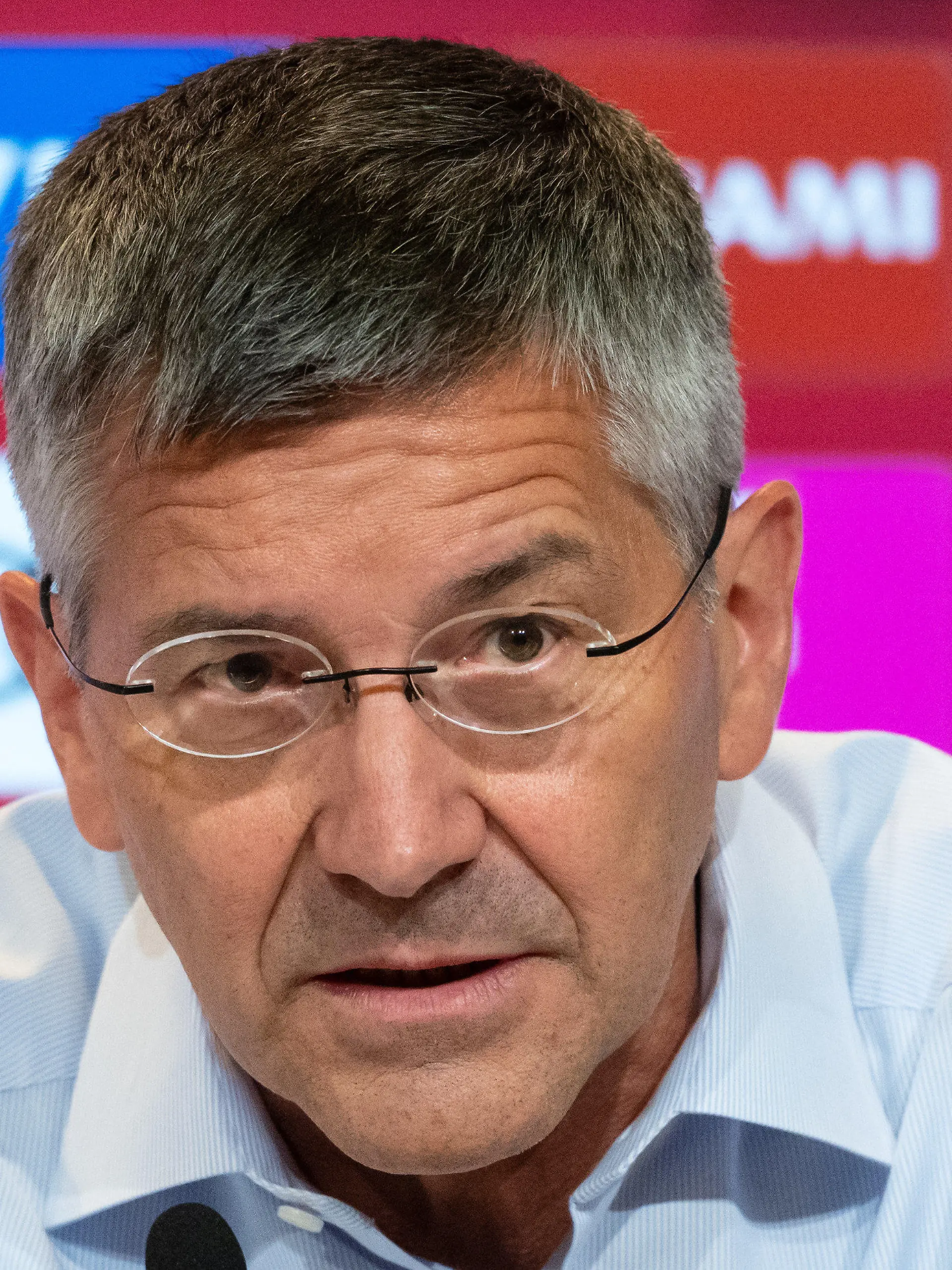 16.07.2022, Bayern, München: Fußball: Bundesliga, Team-Präsentation und Training FC Bayern in der Allianz Arena. Herbert Hainer, Präsident von München, nimmt an einer Pressekonferenz teil. Foto: Sven Hoppe/dpa +++ dpa-Bildfunk +++