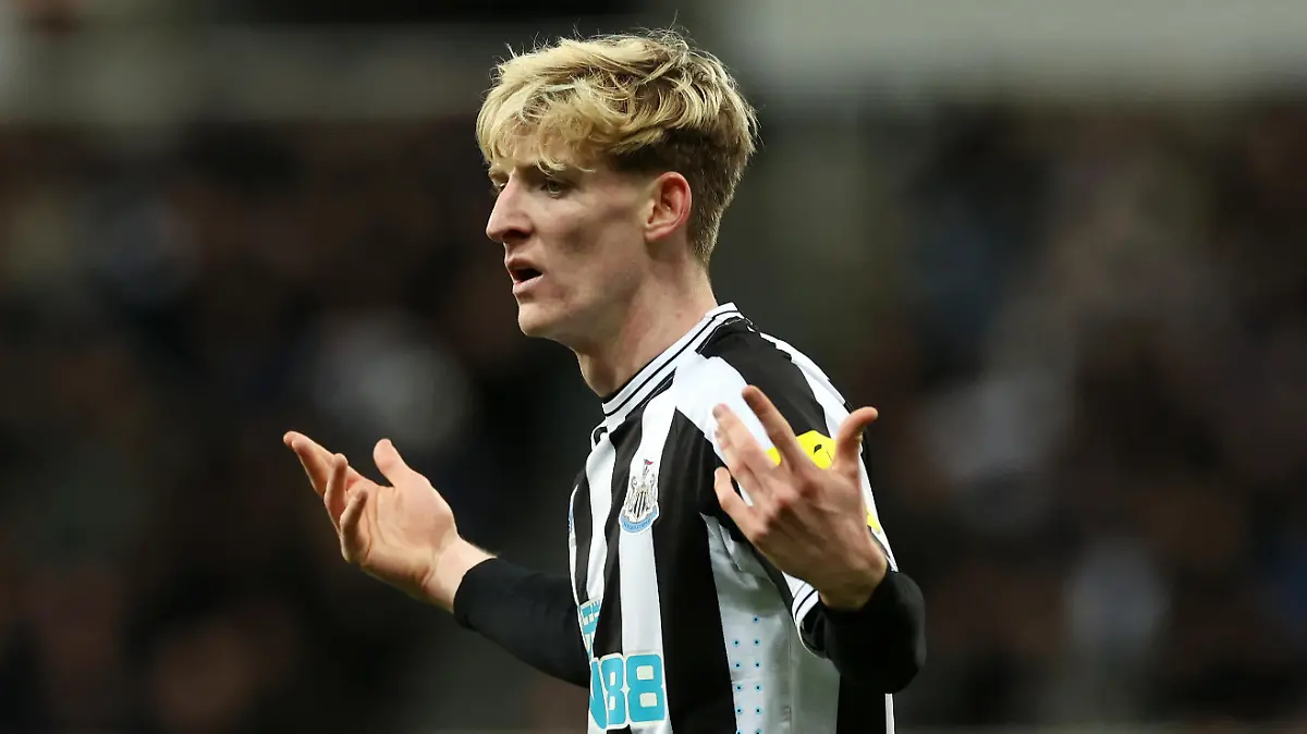 NEWCASTLE UPON TYNE, ENGLAND - FEBRUARY 04: Anthony Gordon of Newcastle United reacts during the Premier League match between Newcastle United and West Ham United at St. James Park on February 04, 2023 in Newcastle upon Tyne, England. (Photo by Ian MacNicol/Getty Images)