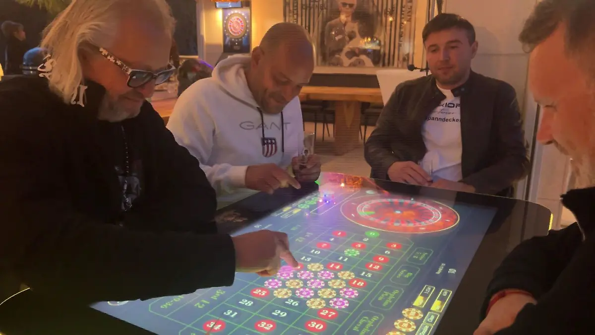 Robert Geiss und seine Jungs haben sichtlich Spaß am Zocken.