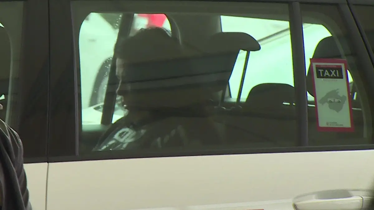 Iris Klein nimmt sich am Flughafen auf Mallorca alleine ein Taxi.