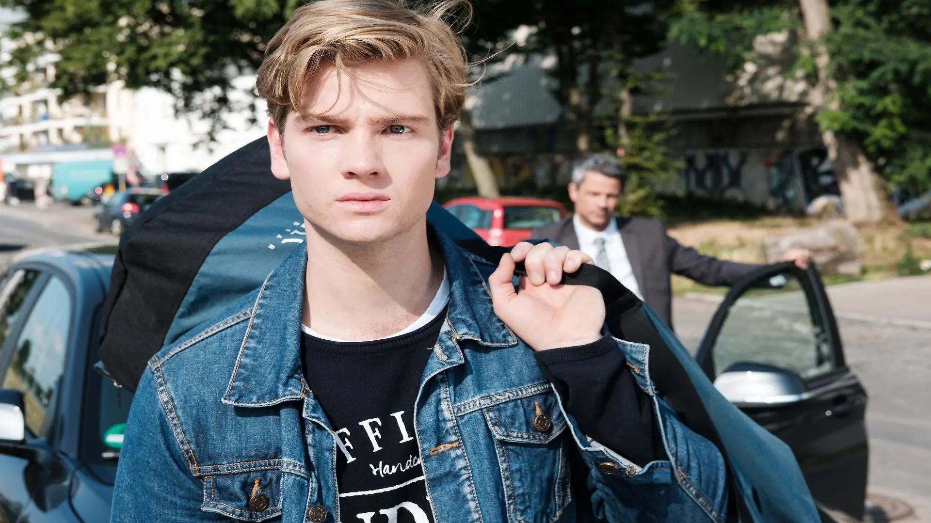 Trotz Benedikts (Jens Hajek, r.) Offenbarung, bleibt Valentin (Aaron Koszuta) bei seinem Entschluss, nach Hamburg zu gehen.