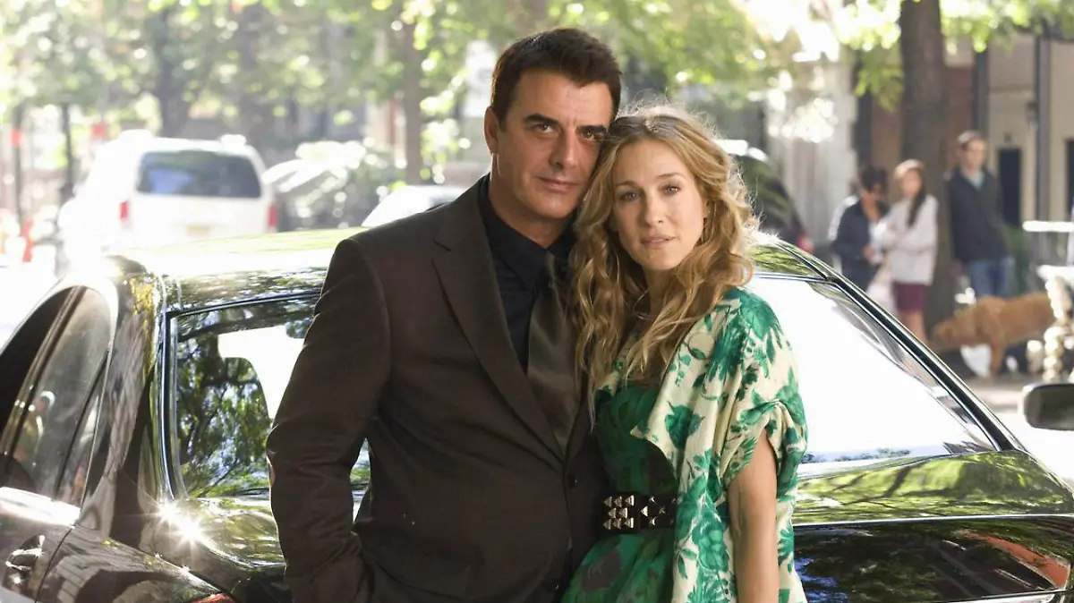 Chris Noth als "Mr. Big" und Sarah Jessica Parker als "Carrie Bradshaw" neben einem Mercedes der S-Klasse in einer Szene des Kinofilms "Sex and the City" (undatiertes Handout). Die Deutschland-Premiere der erfolgreichen US-Fernsehserie findet am 15. Mai 2008 in Berlin statt. Am 29. Mai startet der Film in den deutschen Kinos. Foto: HO Mercedes-Benz (ACHTUNG: Veröffentlichung nur im Zusammenhang mit o.a. Berichterstattung) +++(c) dpa - Report+++