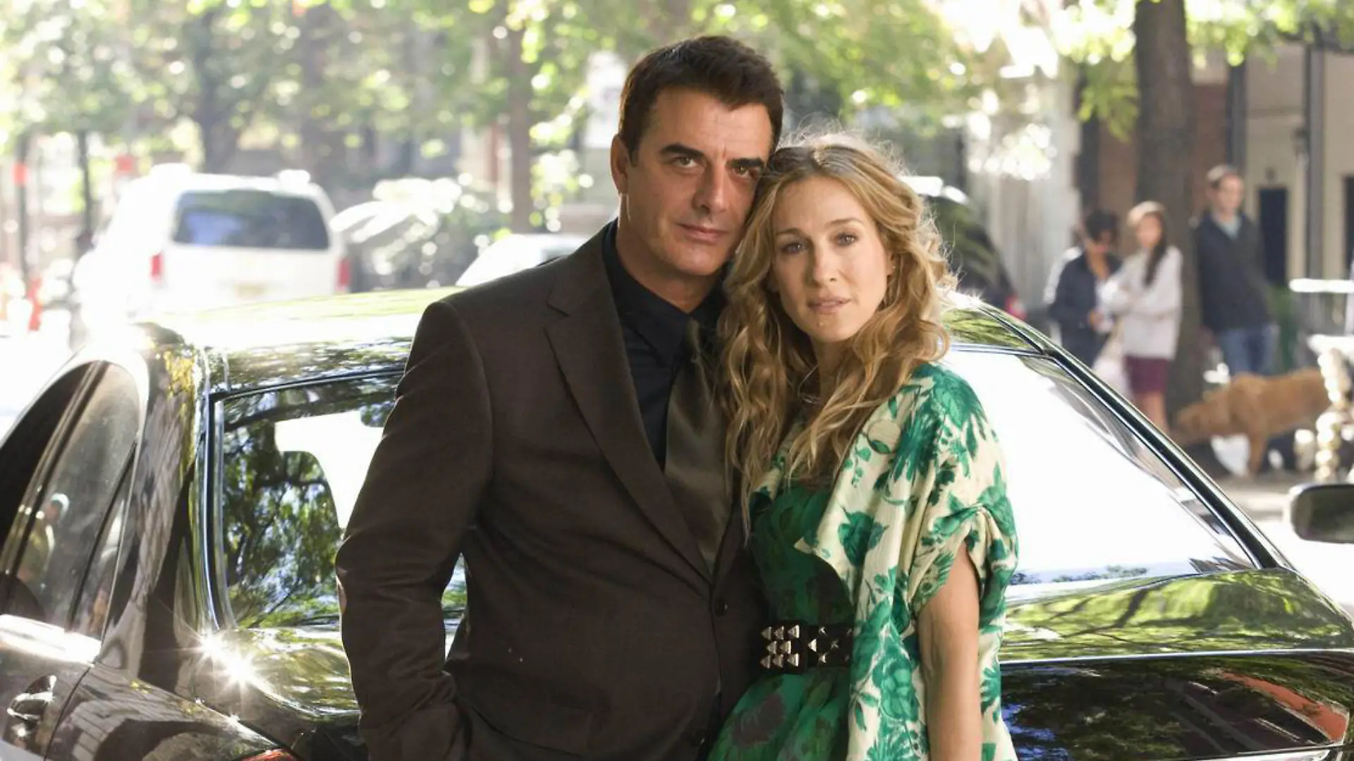 Chris Noth als "Mr. Big" und Sarah Jessica Parker als "Carrie Bradshaw" neben einem Mercedes der S-Klasse in einer Szene des Kinofilms "Sex and the City" (undatiertes Handout). Die Deutschland-Premiere der erfolgreichen US-Fernsehserie findet am 15. Mai 2008 in Berlin statt. Am 29. Mai startet der Film in den deutschen Kinos. Foto: HO Mercedes-Benz (ACHTUNG: Veröffentlichung nur im Zusammenhang mit o.a. Berichterstattung)   +++(c) dpa - Report+++