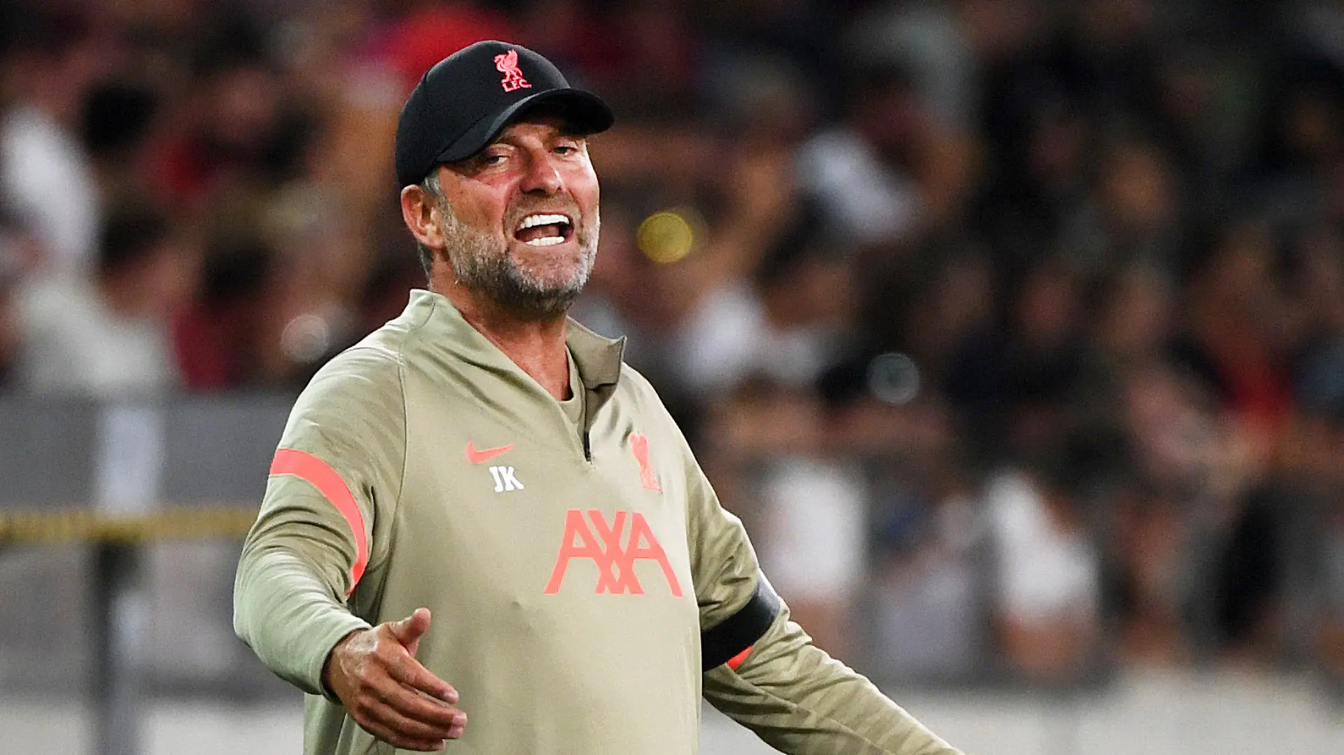 ARCHIV - 29.07.2021, Österreich, Innsbruck: Fußball: Testspiele, Hertha BSC - FC Liverpool. Liverpools Trainer Jürgen Klopp gibt Anweisungen. Angesichts gewaltiger Ausgaben der Konkurrenten für neue Spieler hat Liverpools Trainer Jürgen Klopp die Transferpolitik des englischen Fußball-Erstligisten verteidigt. Foto: Sebastian Räppold/Matthias Koch/dpa +++ dpa-Bildfunk +++